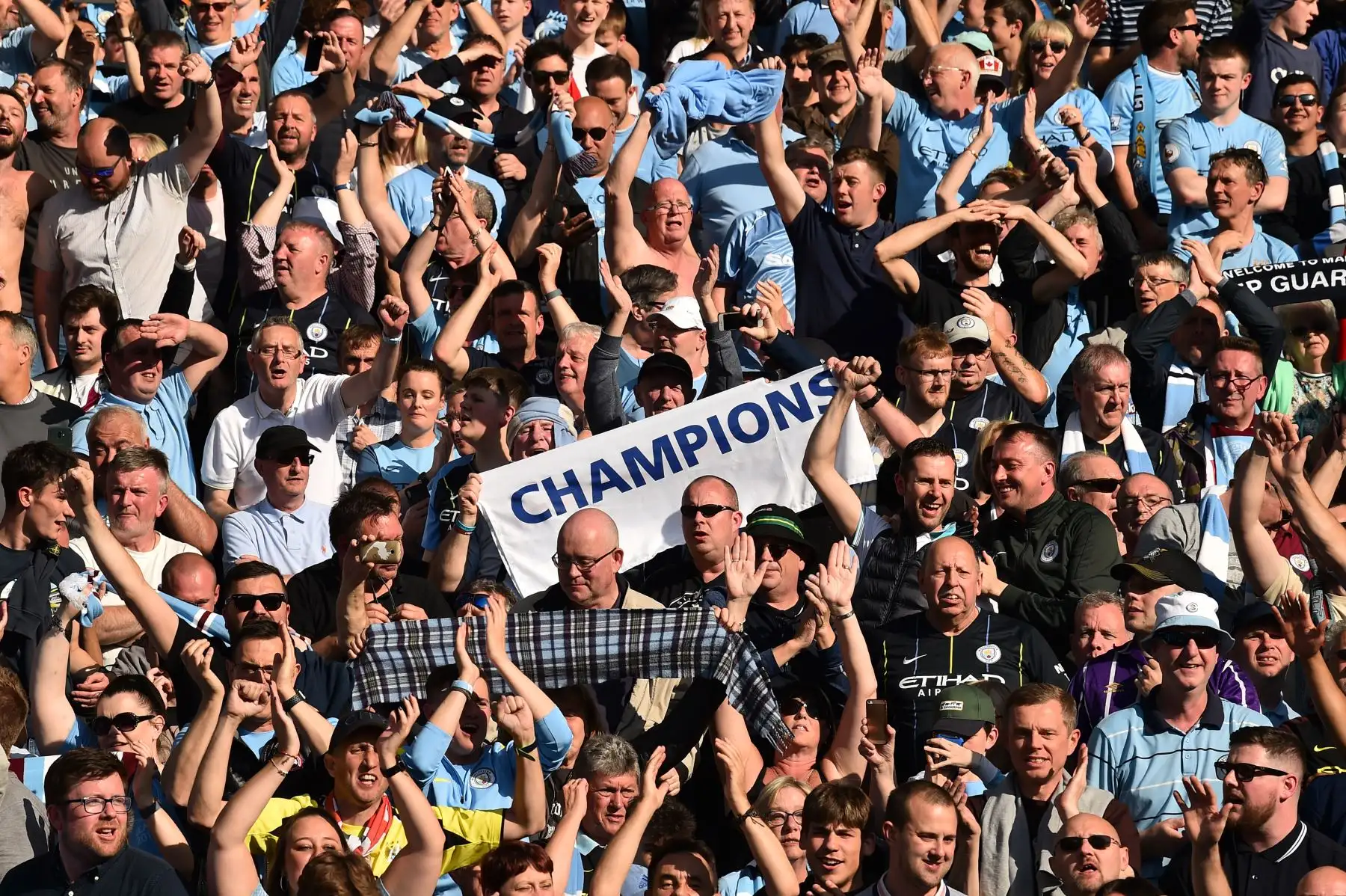 Los fanáticos del Manchester City celebran en la multitud luego de ganar el título de la Premier League luego de su victoria por 4-1 en el partido de fútbol de la Premier League inglesa entre Brighton  y el Manchester City.
Foto:AFP