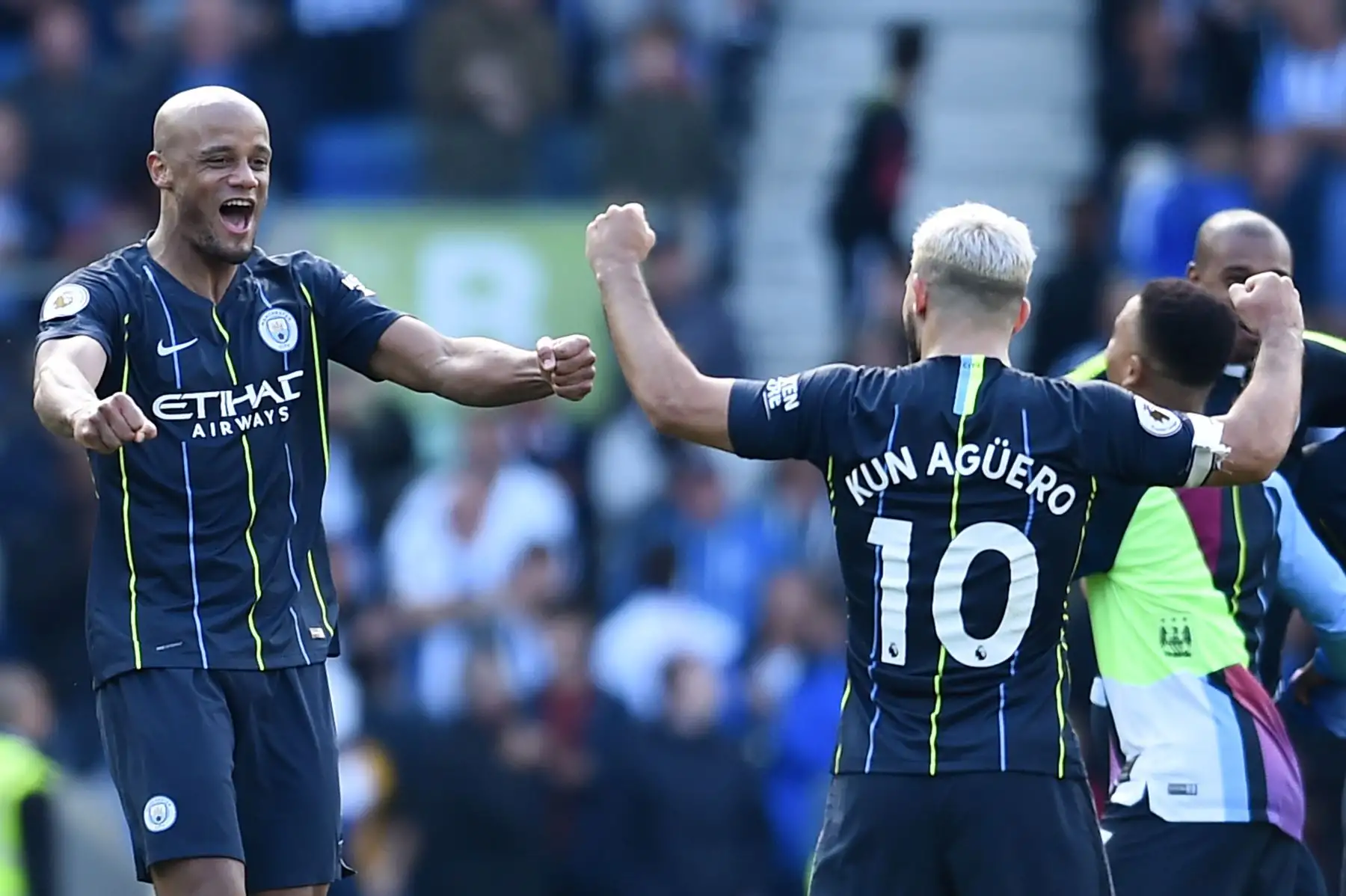 (LR) El defensa belga del Manchester City Vincent Kompany (L) y el delantero argentino del Manchester City Sergio Agüero (R) celebran el pitido final del partido de fútbol de la Premier League inglesa entre Brighton y  el Manchester City.
Foto:AFP