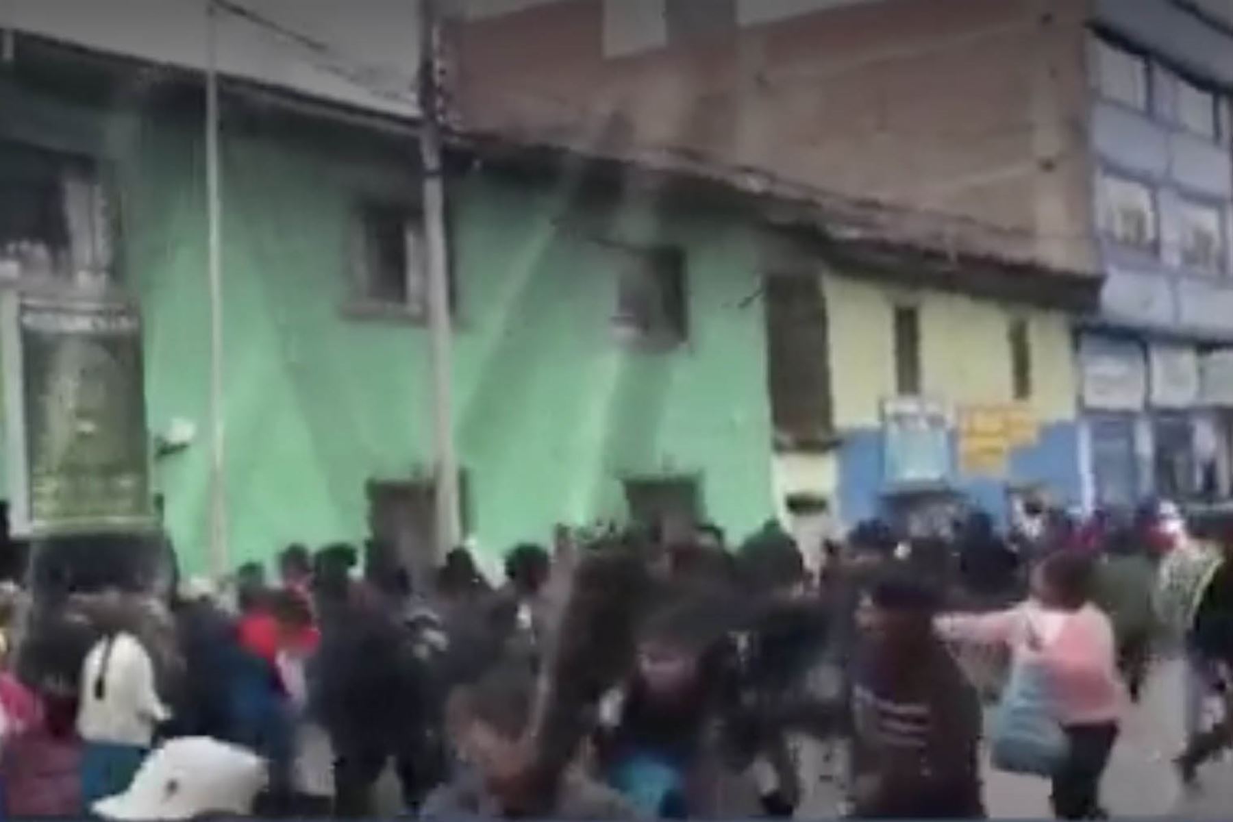 Turba enardecida ataca la comisaría de Andahuaylas, en la región Apurímac. Foto: Captura TV
