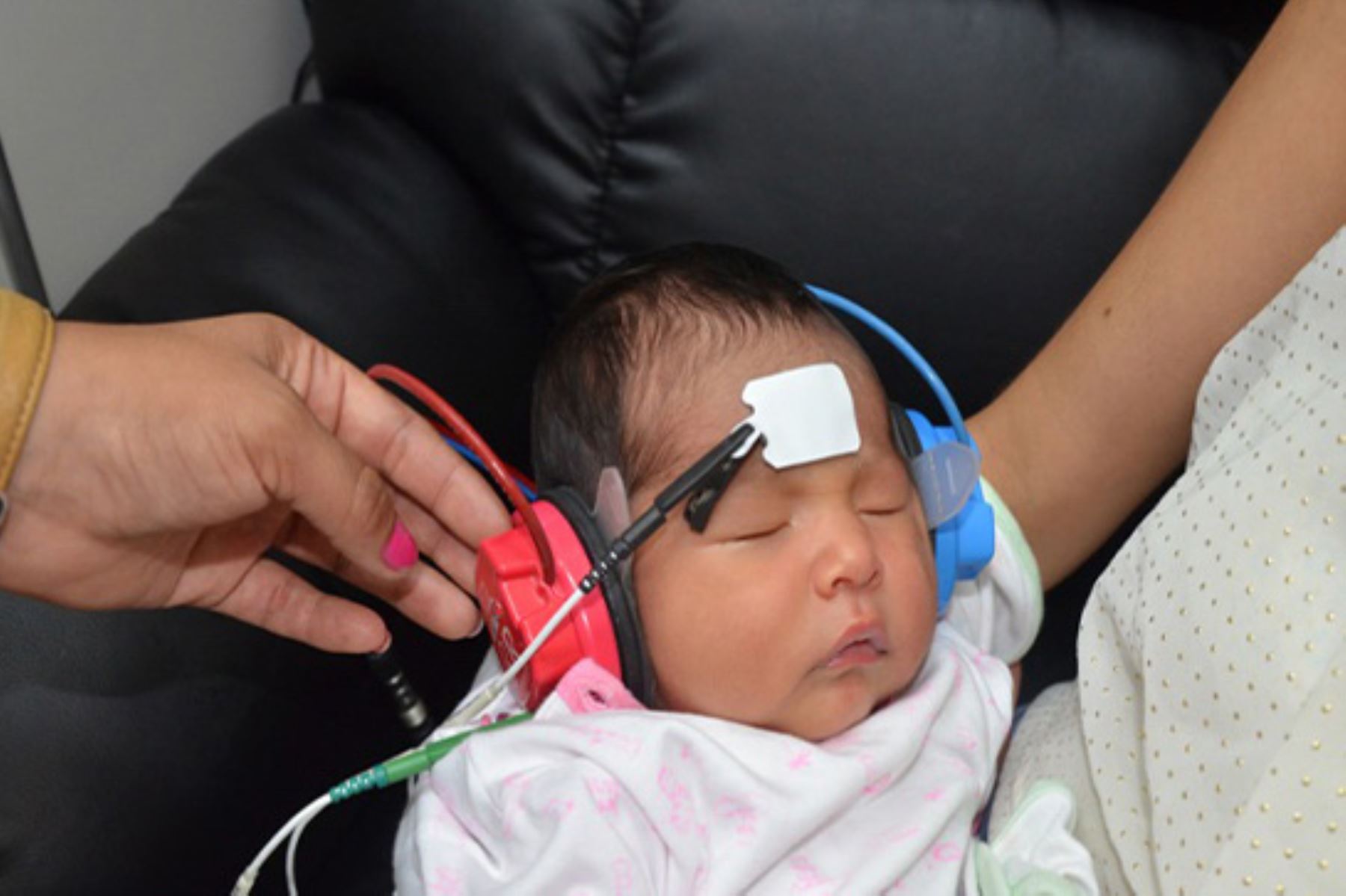 Prueba para detectar sordera en recién nacidos. Foto: Andina/Difusión