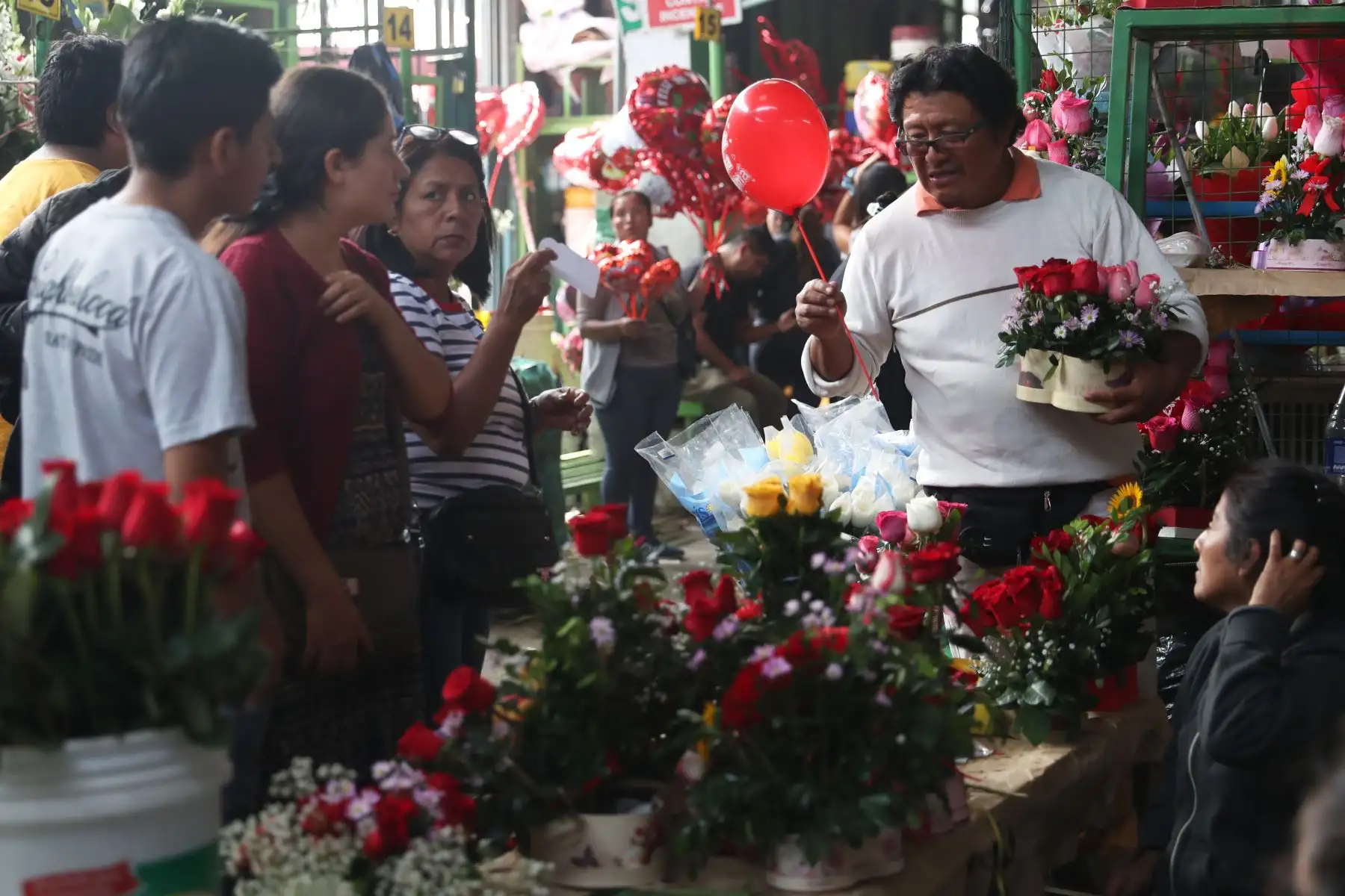 Compra de arreglos florales tienen gran demanda en el día de la madre.  Foto: ANDINA/Melina Mejía