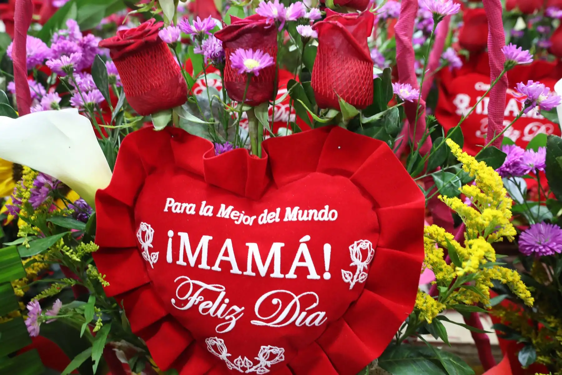 Compra de arreglos florales tienen gran demanda en el día de la madre.  Foto: ANDINA/Melina Mejía