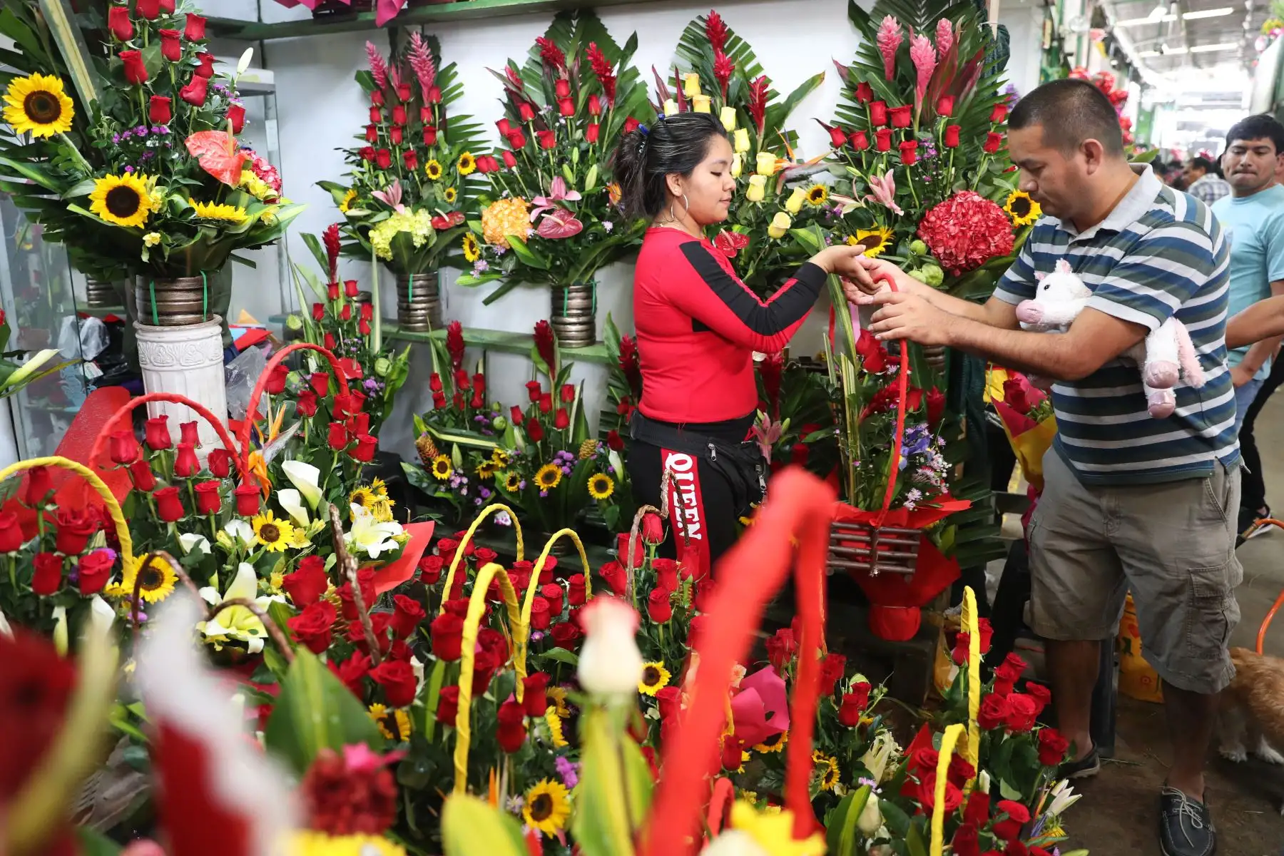 Compra de arreglos florales tienen gran demanda en el día de la madre.  Foto: ANDINA/Melina Mejía