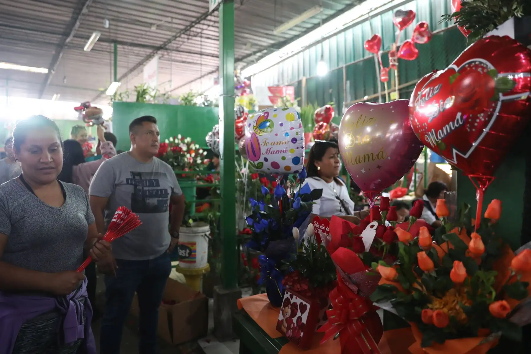 Compra de arreglos florales tienen gran demanda en el día de la madre.  Foto: ANDINA/Melina Mejía