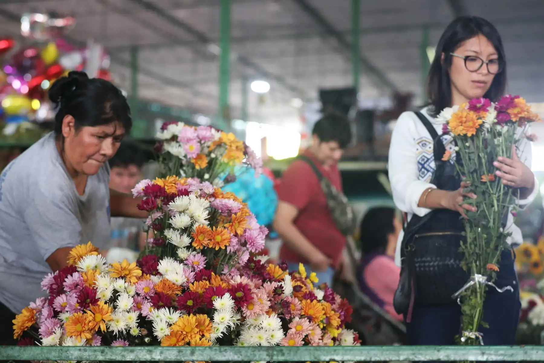 Compra de arreglos florales tienen gran demanda en el día de la madre.  Foto: ANDINA/Melina Mejía