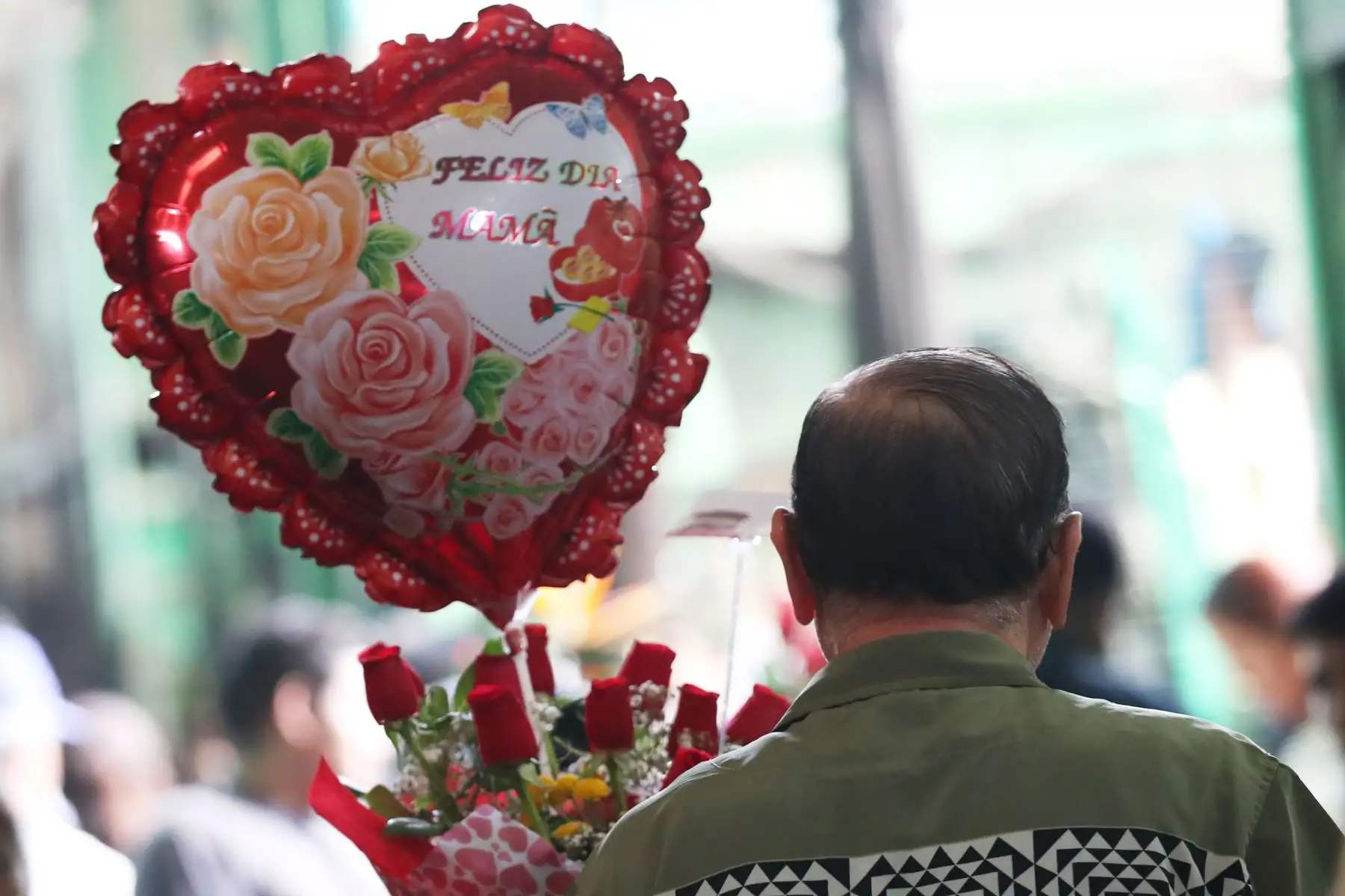 Compra de arreglos florales tienen gran demanda en el día de la madre.  Foto: ANDINA/Melina Mejía
