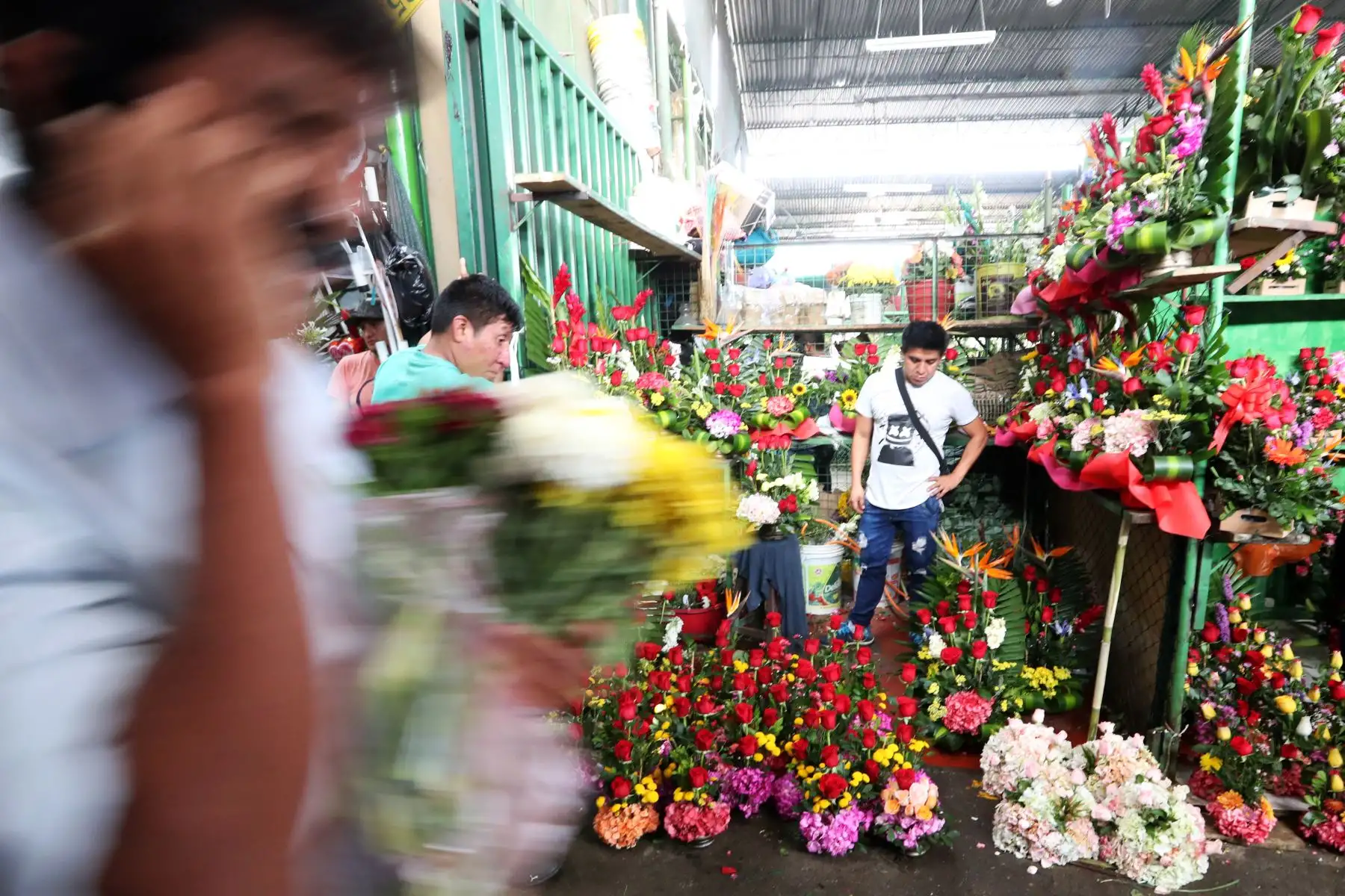 Compra de arreglos florales tienen gran demanda en el día de la madre.  Foto: ANDINA/Melina Mejía