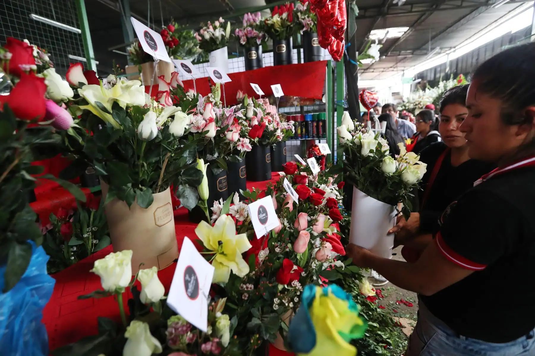 Compra de arreglos florales tienen gran demanda en el día de la madre.  Foto: ANDINA/Melina Mejía