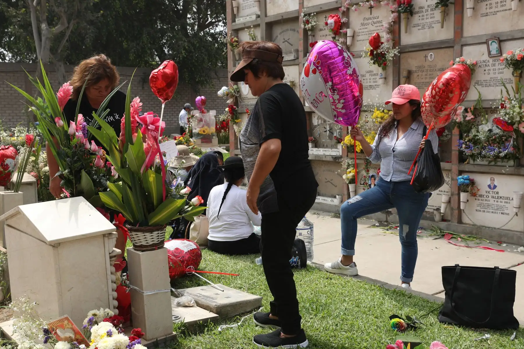 Miles de personas visitan los cementerios por el día de la madre.  Foto: ANDINA/Melina Mejía