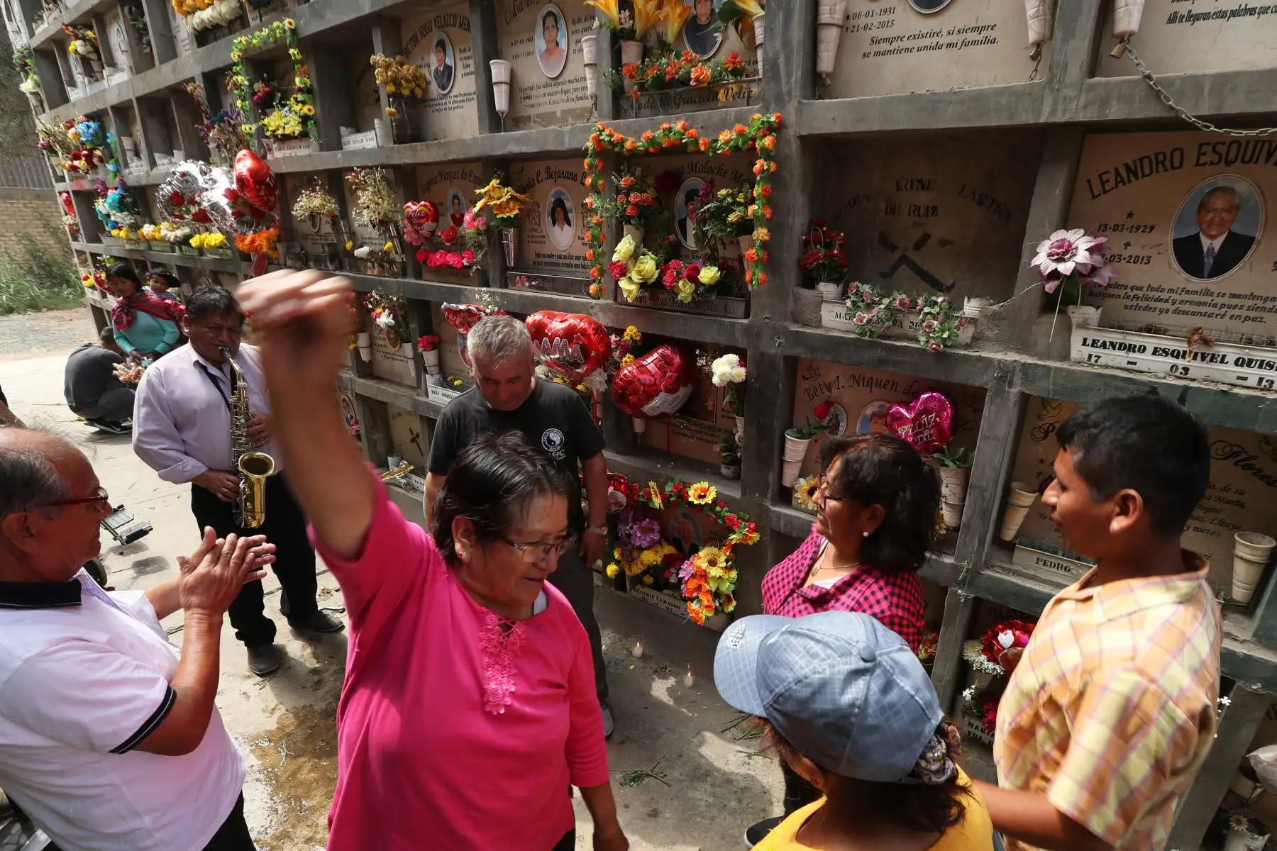 Miles de personas visitan los cementerios por el día de la madre.  Foto: ANDINA/Melina Mejía