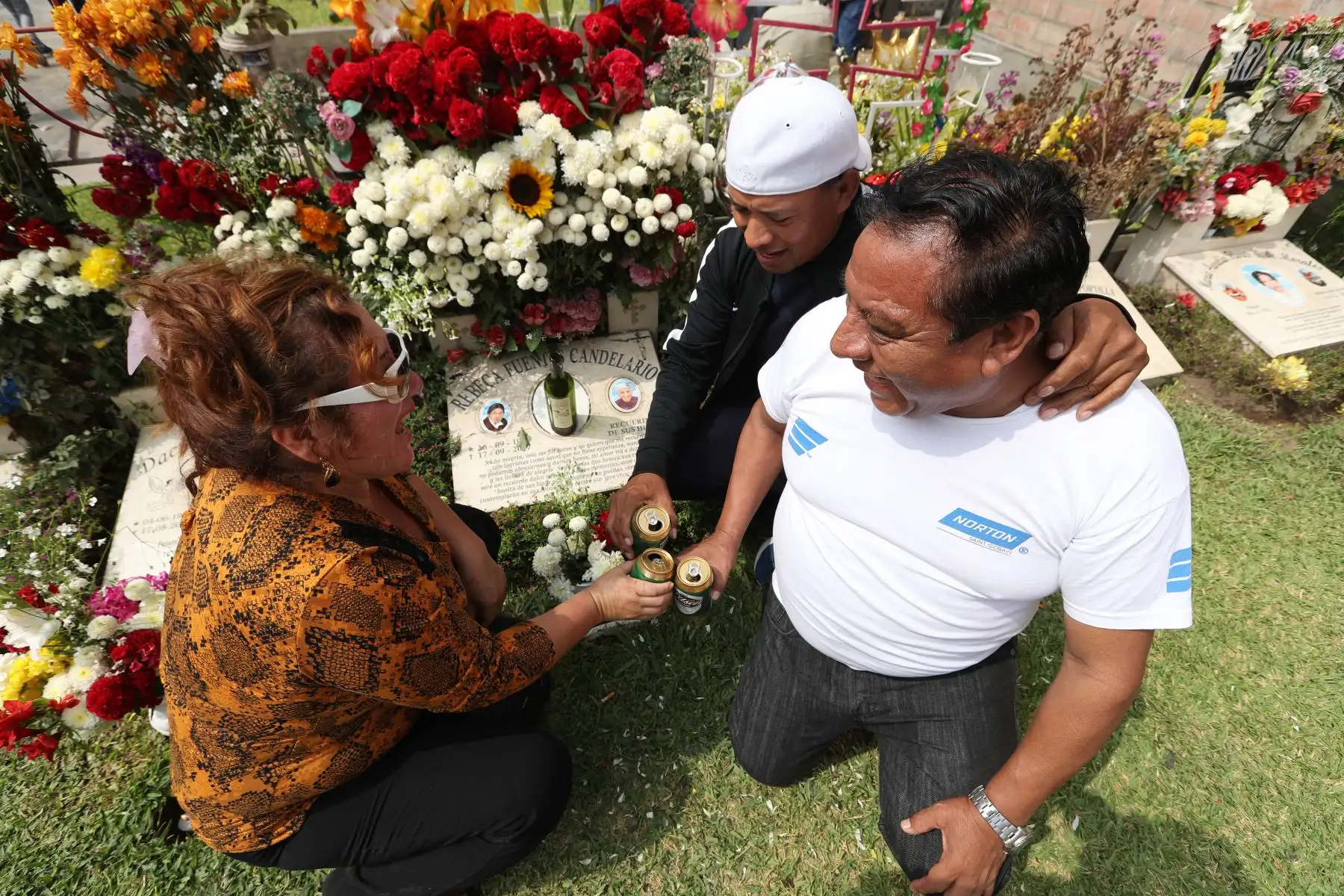 Miles de personas visitan los cementerios por el día de la madre.  Foto: ANDINA/Melina Mejía