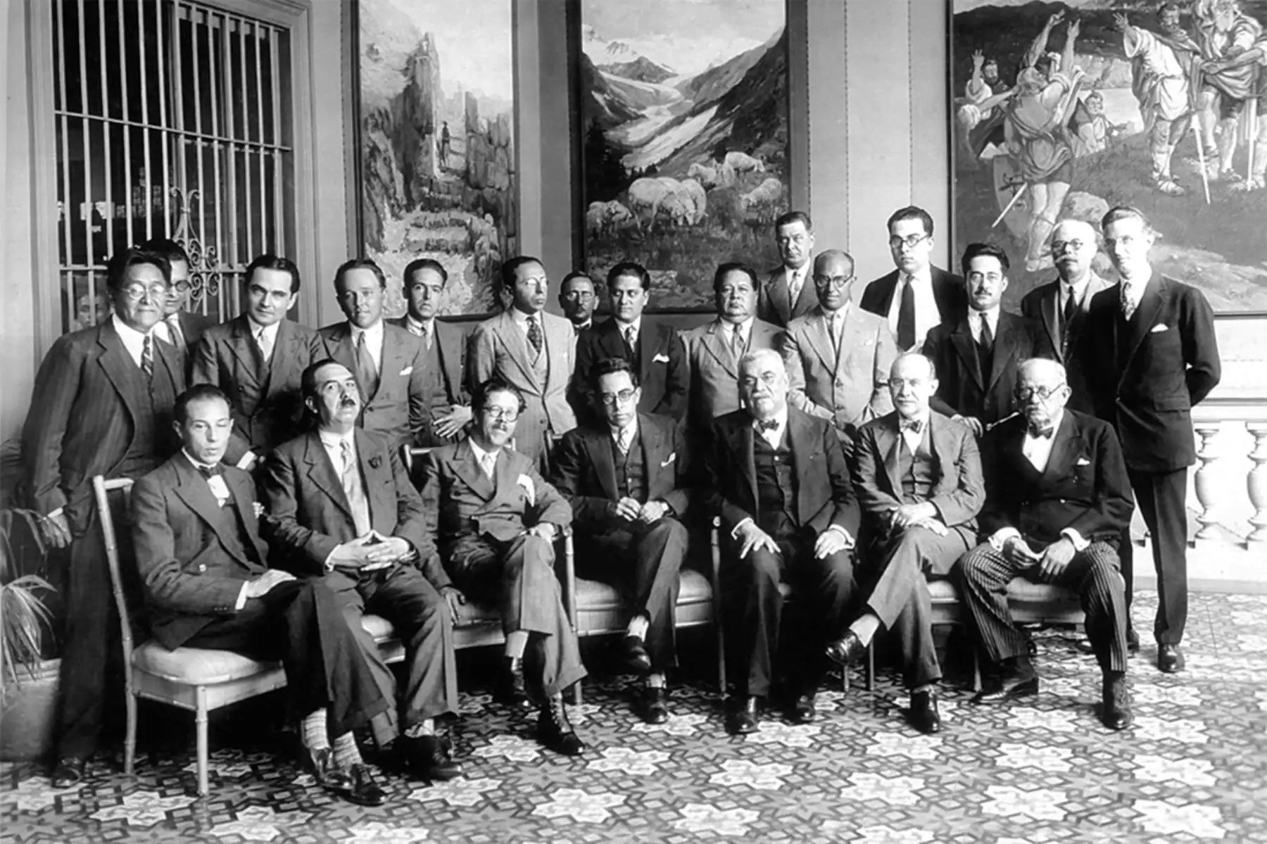 Sanmarquinos ilustres de inicios del siglo XX: Horacio Urteaga, José Gálvez, Carlos Wiesse, Julio C. Tello, Jorge Basadre, Raúl Porras Barrenechea, Manuel Abastos, Luis Alberto Sánchez, Francisco García Calderón, Alejandro Deustua, Luis Valcárcel, entre otros. Foto: UNMSM (Lima, 1930)
