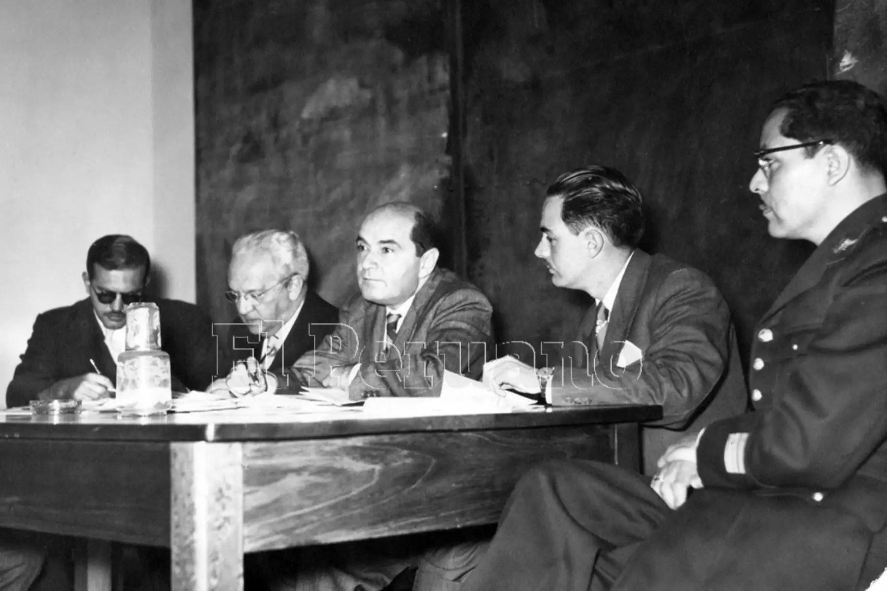 Jorge Basadre ingresó a San Marcos en 1919 y se doctoró en Letras y Derecho. En 1928 inició su carrera docente dictando el curso de Historia del Perú. Fue director de la Biblioteca Central de San Marcos, de la Biblioteca Nacional del Perú y ministro de Educación. Es autor de la obra monumental Historia de la República del Perú. Foto: Archivo Histórico de EL PERUANO (Lima, 1954)