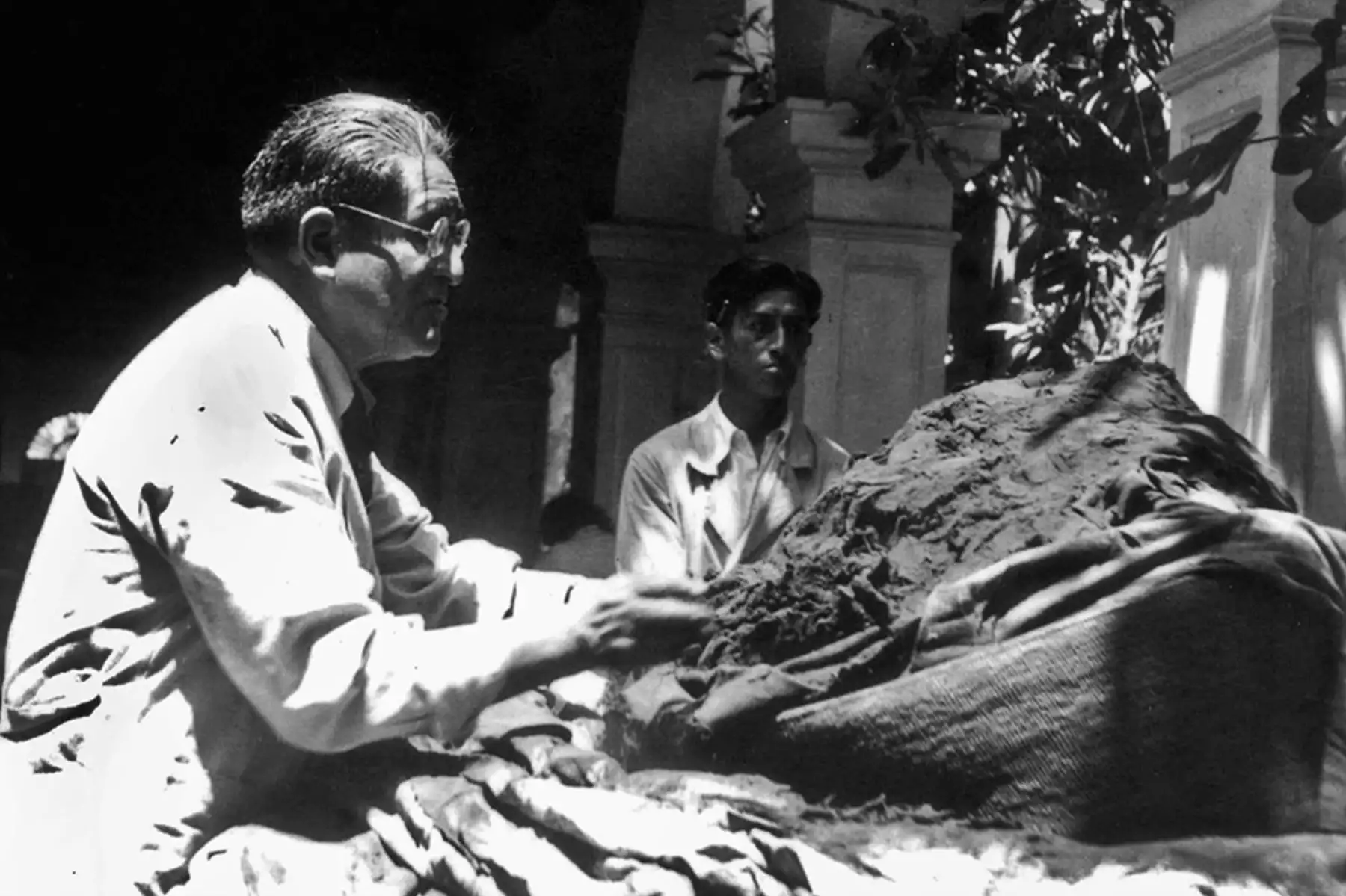 Julio C. Tello ingresó a la Facultad de Medicina en 1900. En 1911 Fue becado a la Universidad de Harvard. A su retorno obtuvo el grado de bachiller en la Facultad de Ciencias Naturales  y  fundó el Museo de Arqueología y Etnología de San Marcos.  En su alma máter dictó cátedra de Arqueología. Foto: Museo Nacional de Arqueología, Antropología e Historia (Lima, 1940)