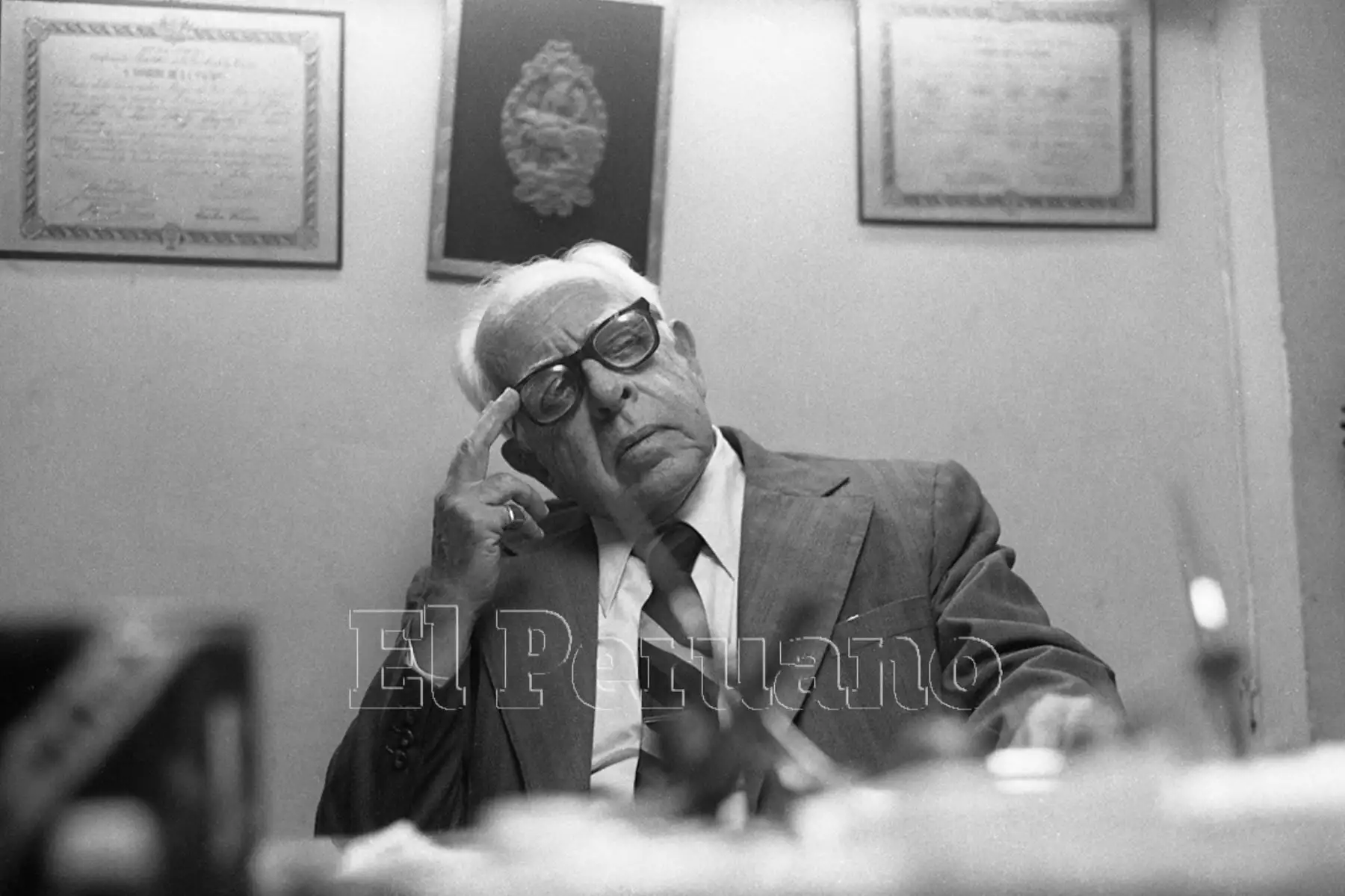 Luis Alberto Sánchez ingresó a la Facultad de Letras de San Marcos. Luego estudió Derecho y se tituló de abogado en 1926 y de doctor en Historia, Filosofía y Letras. Un año después inicia su labor como maestro, actividad que compartió con la abogacía y el periodismo. Fue decano de Letras, rector, constituyente, senador, presidente del Consejo de Ministros y primer vicepresidente de la República. Foto: Archivo Histórico de EL PERUANO (Lima, 1977)