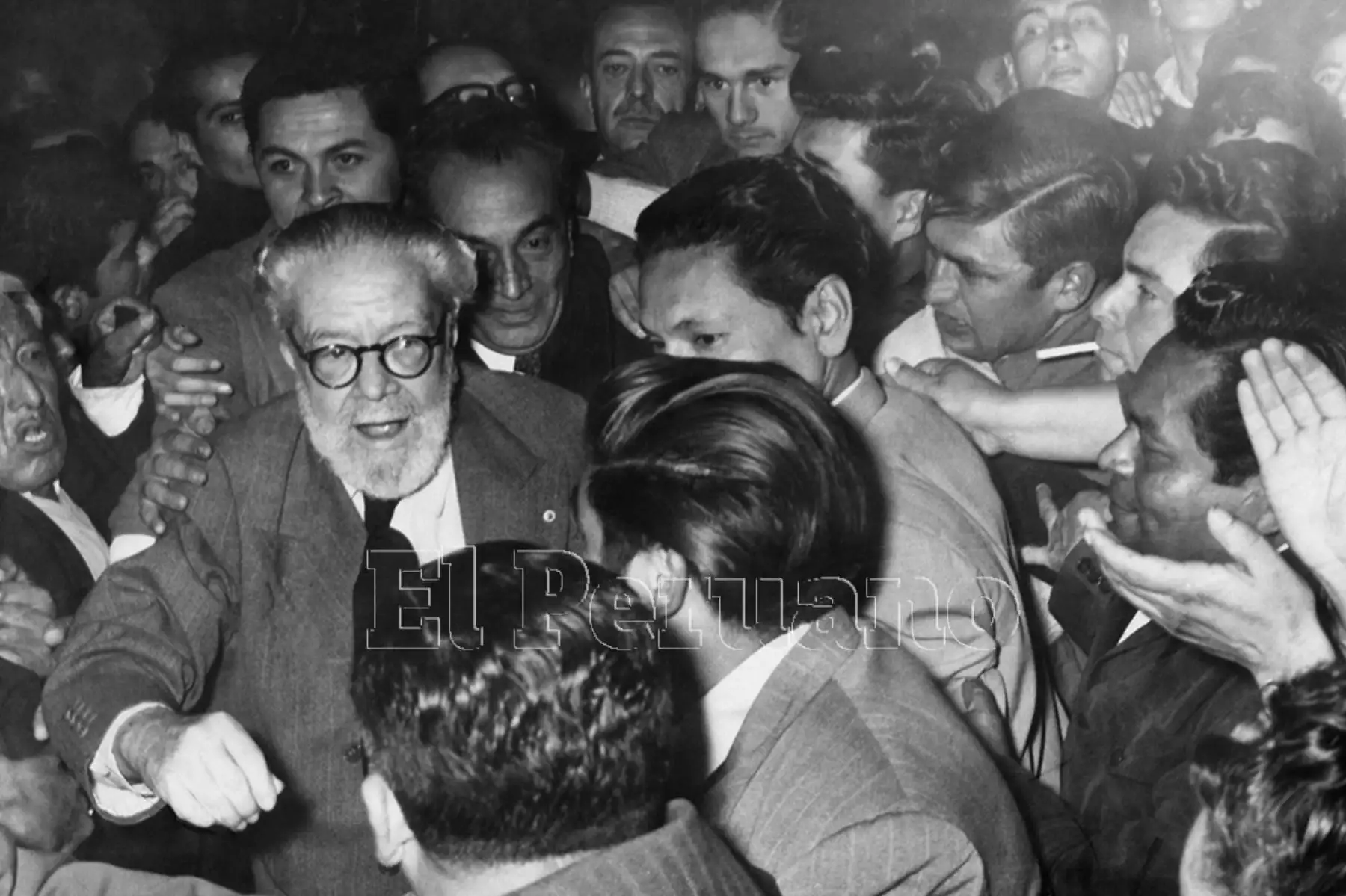 José Gálvez Barnechea se graduó de bachiller en Letras y en Jurisprudencia, y de doctor en Filosofía y Letras. En 1915 se inició en la docencia universitaria en San Marcos dictando los cursos de Literatura Castellana, Literatura Americana y del Perú y Literatura Antigua. Fue el primer jefe de redacción del diario La Crónica, decano de la Facultad de Letras, ministro de Justicia y presidente del Senado. Foto: Archivo Histórico de EL PERUANO (Lima, 1956)