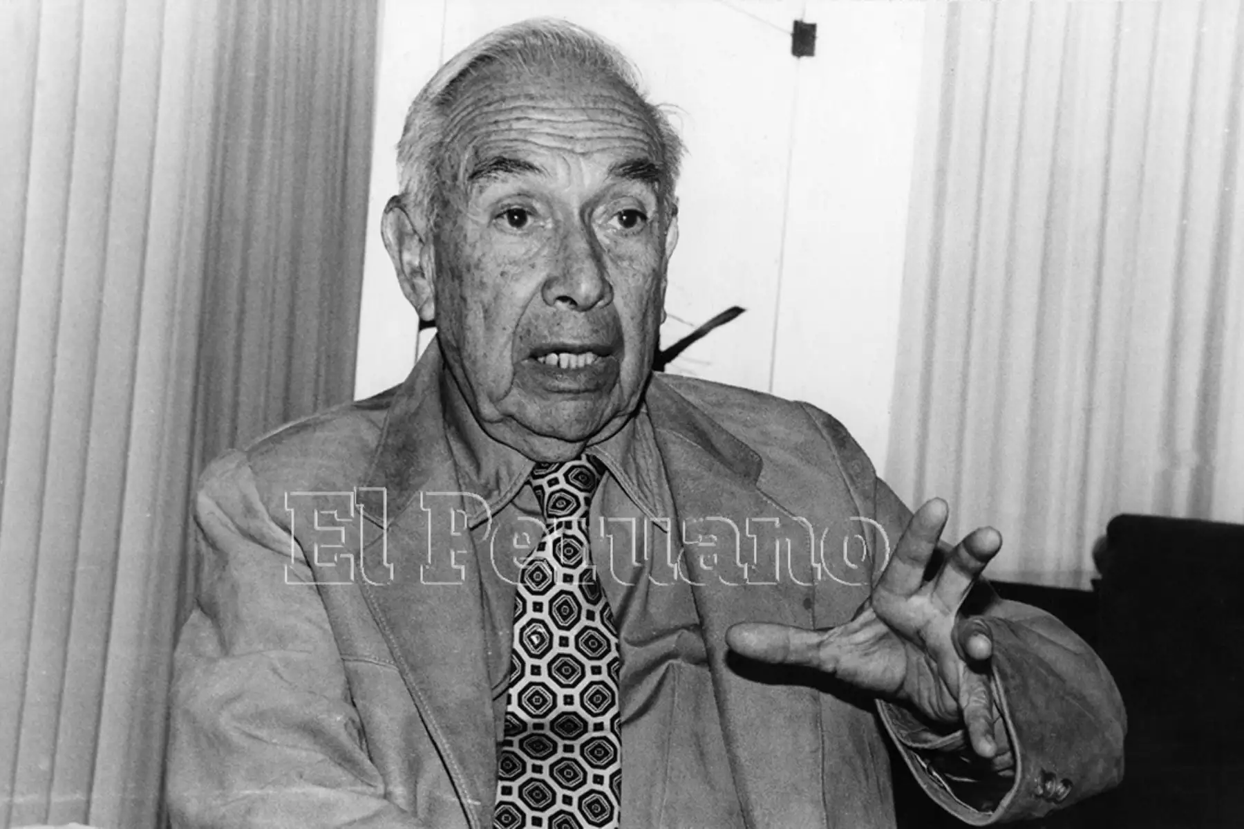Arturo Jiménez Borja optó el título de médico-cirujano en 1943. Se dedicó a la docencia universitaria, asumiendo las cátedras de Terapéutica y Endocrinología en la Facultad de Medicina de San Fernando. Alternó el ejercicio de su profesión con la investigación de sitios arqueológicos como Puruchuco y Pachacámac.  Foto: Archivo Histórico de EL PERUANO (Lima, 1991)