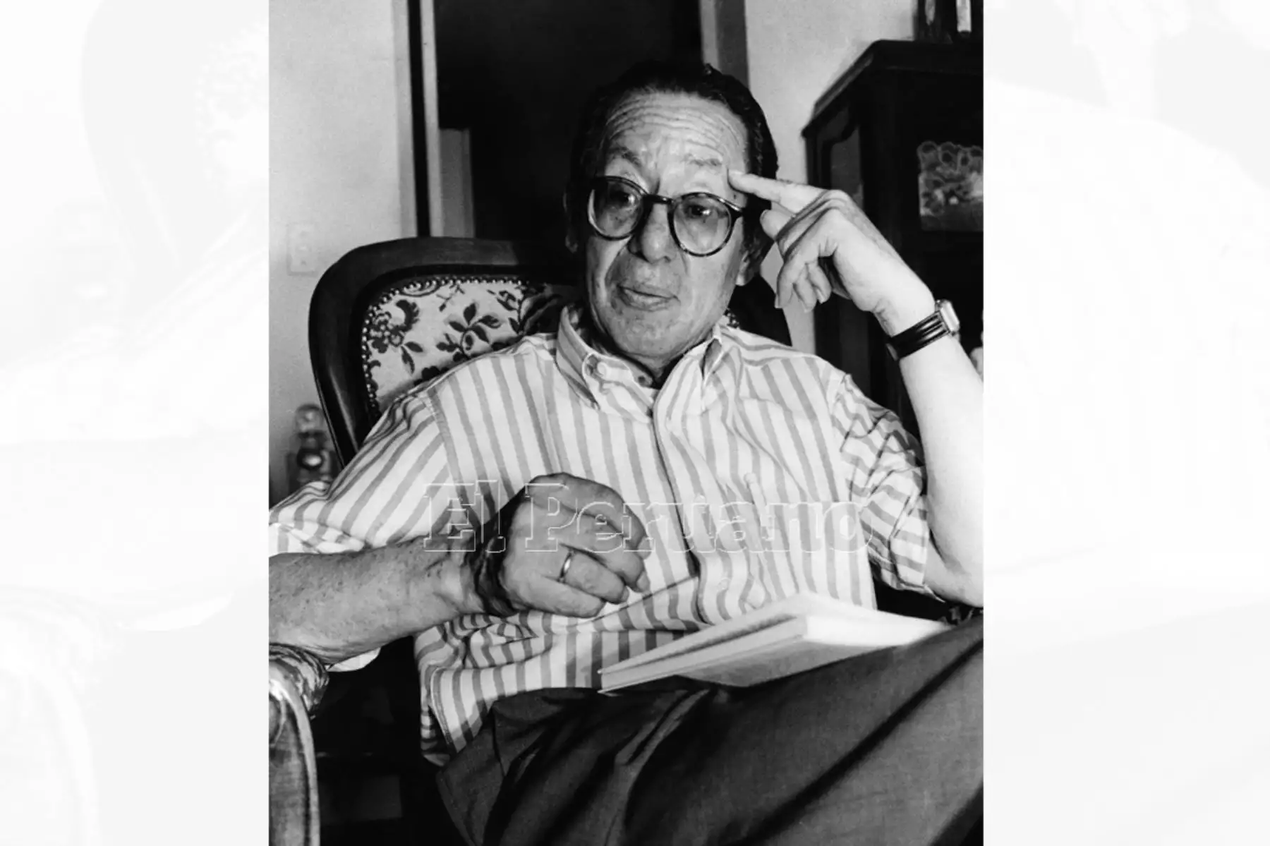 Carlos Eduardo Zavaleta ingresó a la Facultad de Medicina, pero luego de tres años se trasladó a la de Letras. Maestro, destacado escritor y traductor, desde muy joven dictó el curso de Literatura. Foto: Archivo Histórico de EL PERUANO (Lima, 1997)