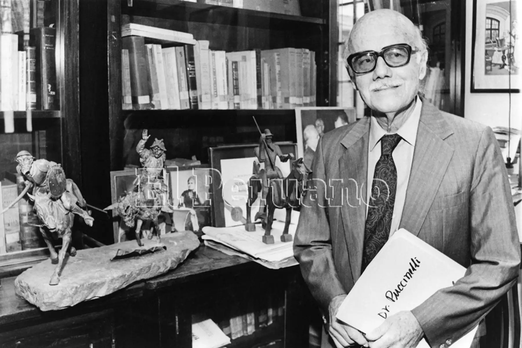 Jorge Puccinelli ingresó a la Facultad de Letras en 1935, prestó servicios en  la Biblioteca Central bajo la dirección de Jorge Basadre. Ya como profesional estuvo ligado a San Marcos donde asumió a cátedra de Literatura Contemporánea, la dirección de un seminario de Literatura Peruana y decano de Letras (1961-1964). Dirigió el Instituto Raúl Porras Barrenechea. Foto: Archivo Histórico de EL PERUANO (Lima, 1997)