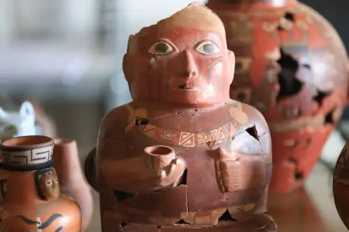 Ejemplar de cerámica descubierta en el complejo arqueológico Wari que revela valiosa información sobre el origen del primer Estado imperial del Perú. ANDINA/Juan Carlos Guzmán