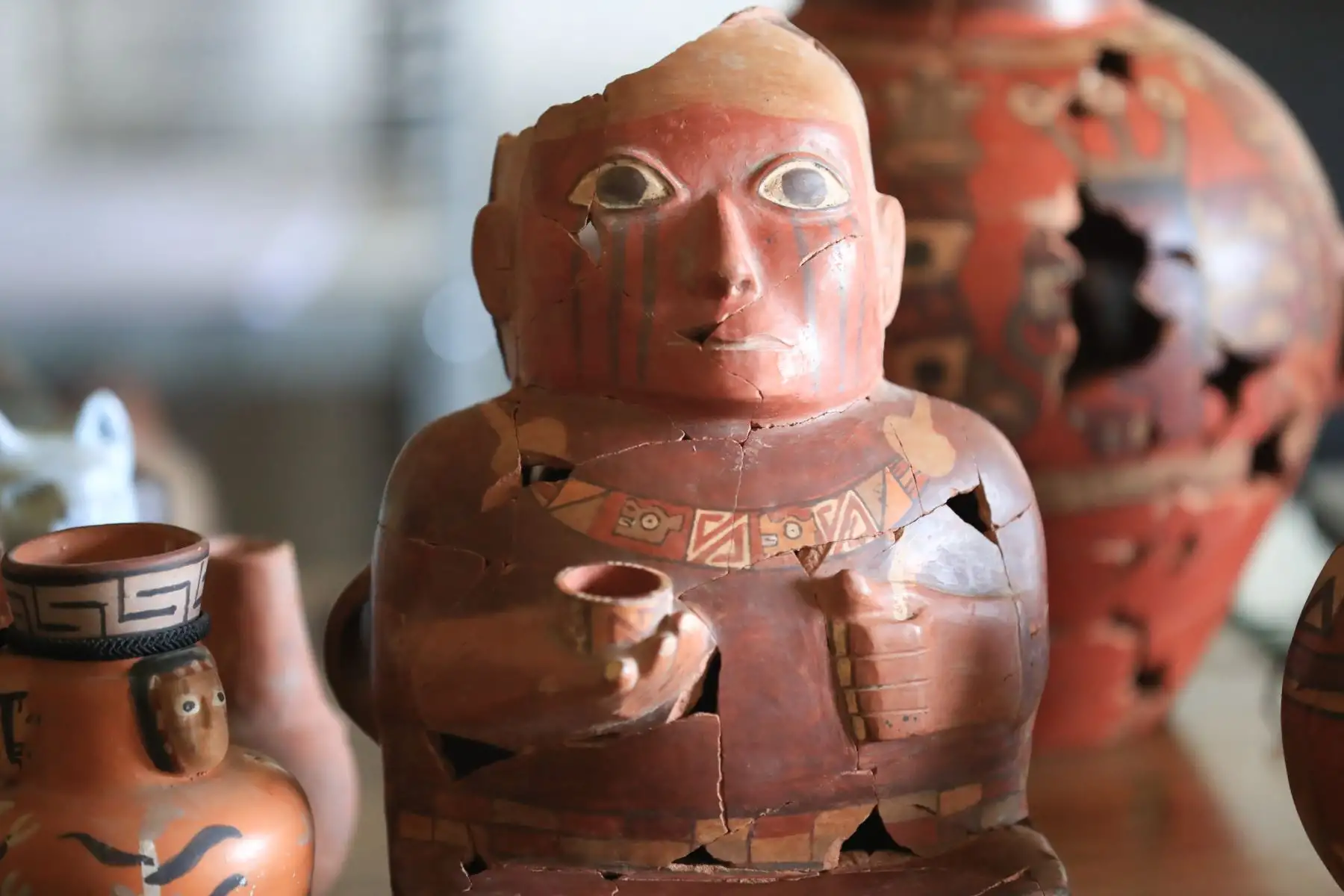 Ejemplar de cerámica descubierta en el complejo arqueológico Wari que revela valiosa información sobre el origen del primer Estado imperial del Perú. ANDINA/Juan Carlos Guzmán