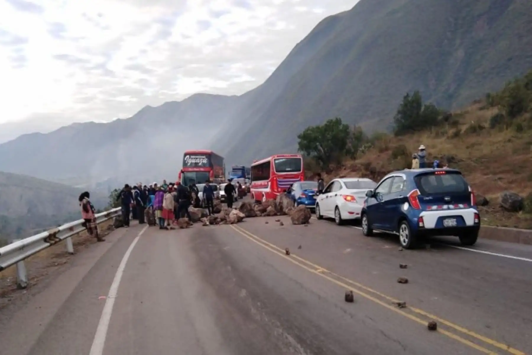 La violencia no conduce a nada bueno y el bloqueo de carreteras por parte de los gremios que iniciaron hoy un paro agrario en varias regiones del país, perjudica aún más a la población, enfatizó la ministra de Agricultura y Riego, Fabiola Muñoz. Foto. Ojo-Público.com