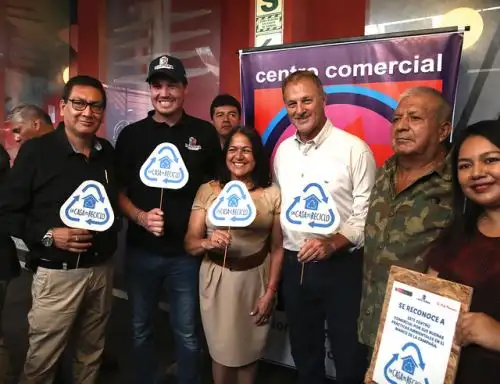 Viceministra Ruiz acompañada de alcaldes de Lima y La Victoria, entre otras personas. Foto: Cortesía Minam