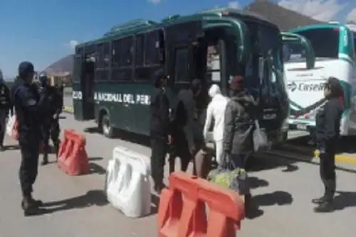 Tras bloqueo de las vías durante el paro agrario preventivo iniciado hoy en varias regiones del pais, efectivos de la Policía Nacional realizan acciones inmediatas para restablecer el libre tránsito y garantizar la seguridad de las personas.