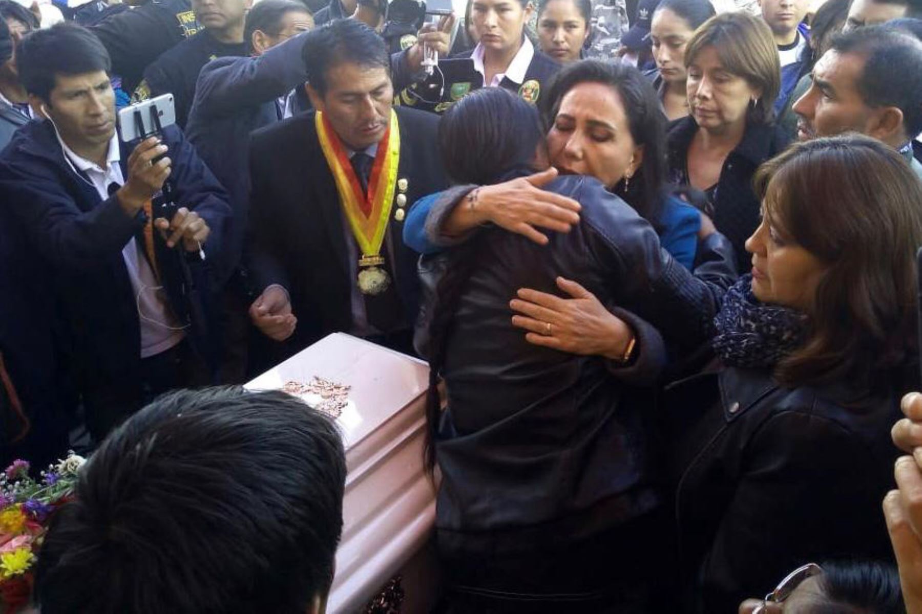 La ministra de la Mujer y Poblaciones Vulnerables, Gloria Montenegro, dio su sentido pésame a familias de niñas asesinadas en Andahuaylas, región Apurímac.