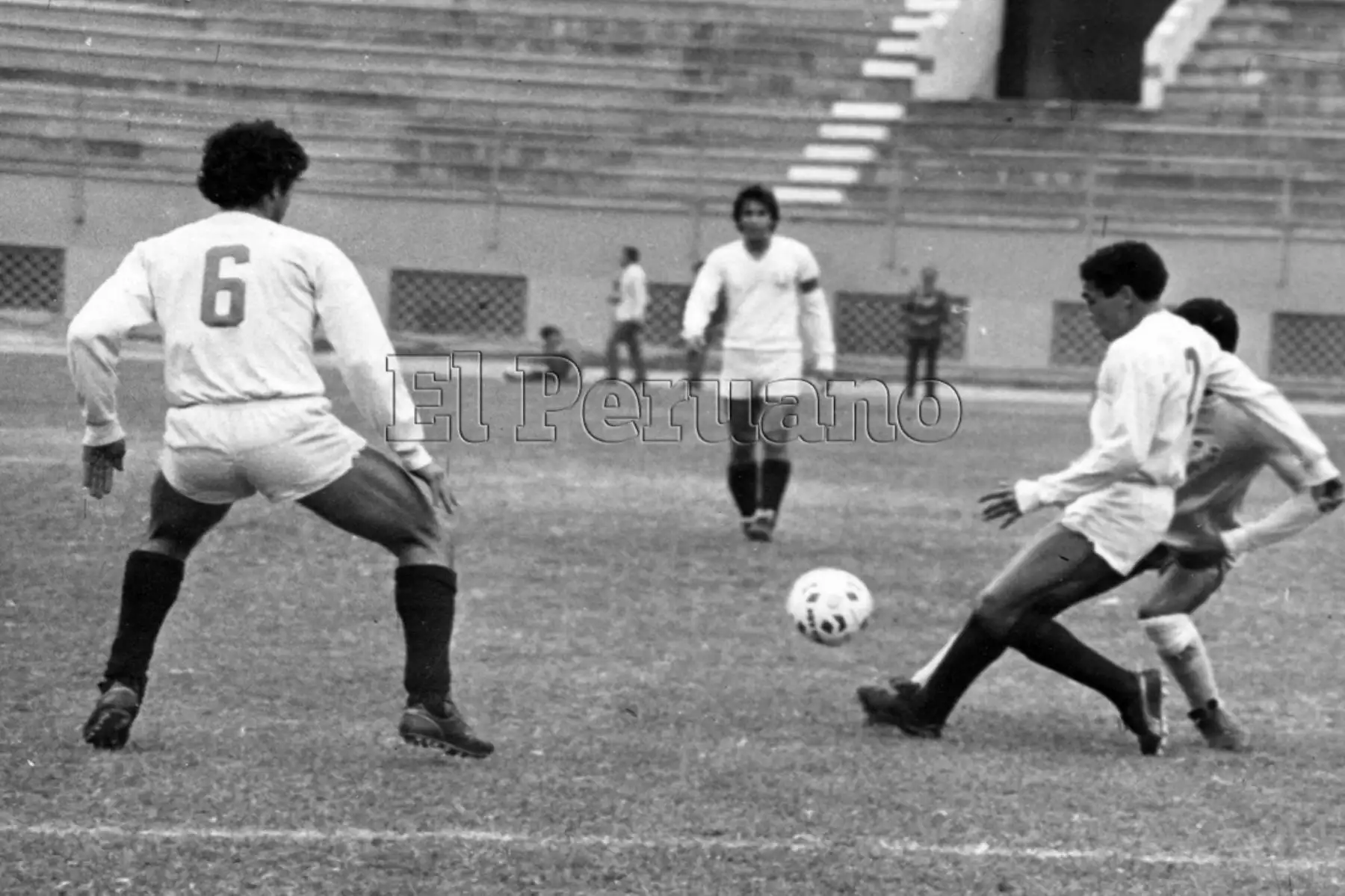 Ex jugador de futbol Samuel Eugenio debuto en el  club Alayza en 1970, para luego ser parte de la plantilla de Universitario de Deportes. Fue campeón nacional con el conjunto crema en 1982, 1985 y 1987. Además, defendió a la selección peruana en algunas oportunidades.
Foto: ANDINA/Archivo diario el Peruano