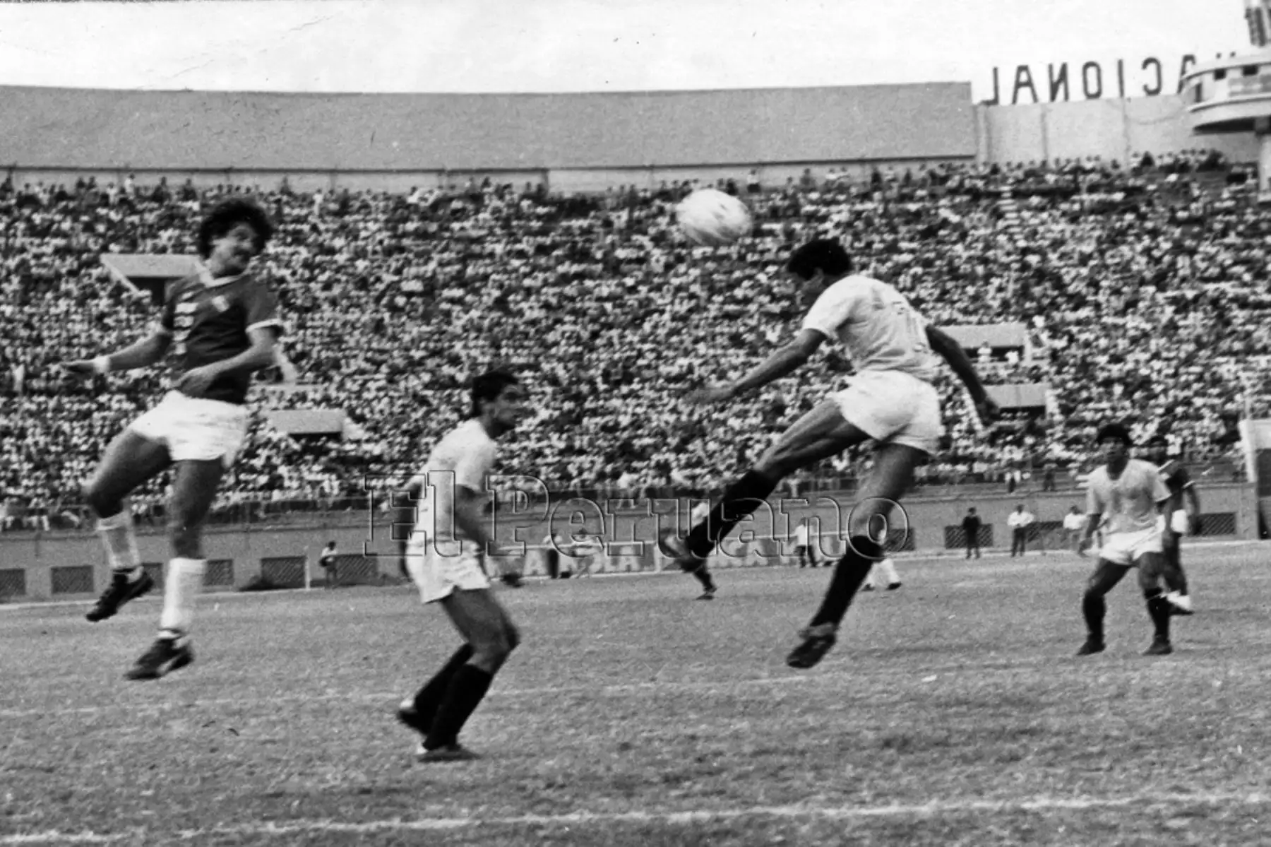 Ex jugador de futbol Samuel Eugenio debuto en el  club Alayza en 1970, para luego ser parte de la plantilla de Universitario de Deportes. Fue campeón nacional con el conjunto crema en 1982, 1985 y 1987. Además, defendió a la selección peruana en algunas oportunidades.
Foto: ANDINA/Archivo diario el Peruano