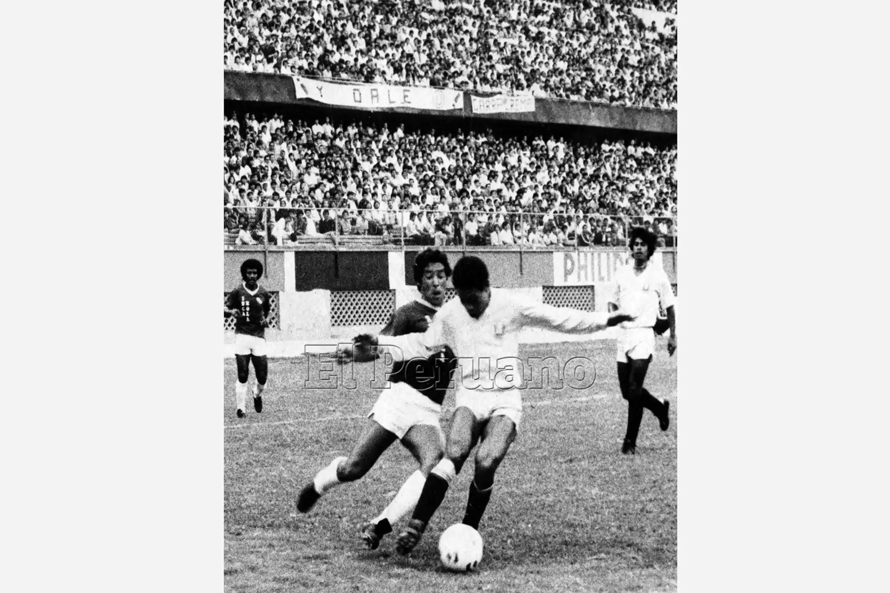 Lima - 8 diciembre 1983 / Samuel Eugenio, con la casaquilla de la U sobre la pelota cerrándole el ingreso a Rivero, mientras observaban la jugada Gago y Gastulo por el CNI, Universitario se impuso por 2-0.
Foto: Archivo diario El Peruano