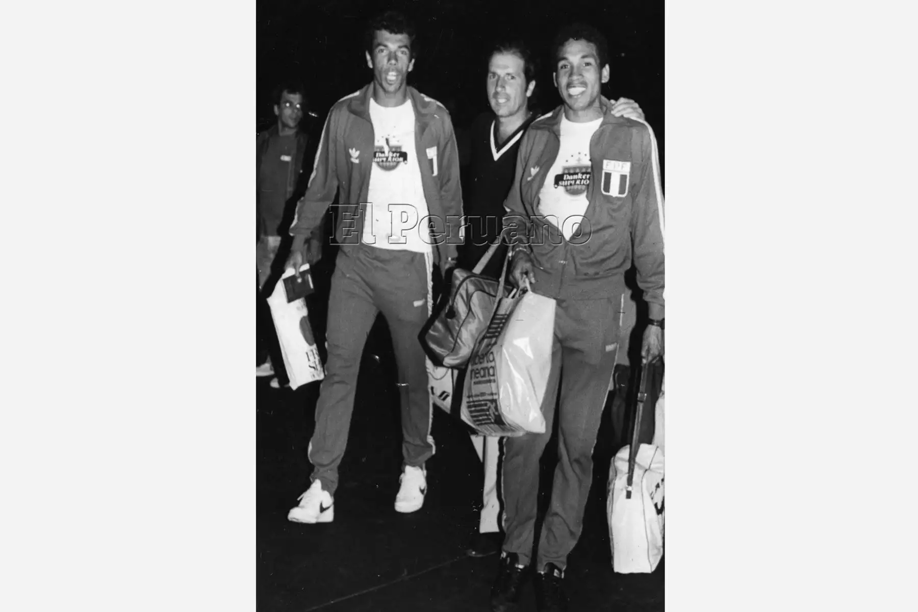 Lima - 22 setiembre 1984 / Valencia y Samuel Eugenio, debutantes en la Selección Peruana de futbol, a su llegada acompañados de Jorge Arriola de Relaciones Públicas de la Federación.
Foto:Archivo diario El Peruano