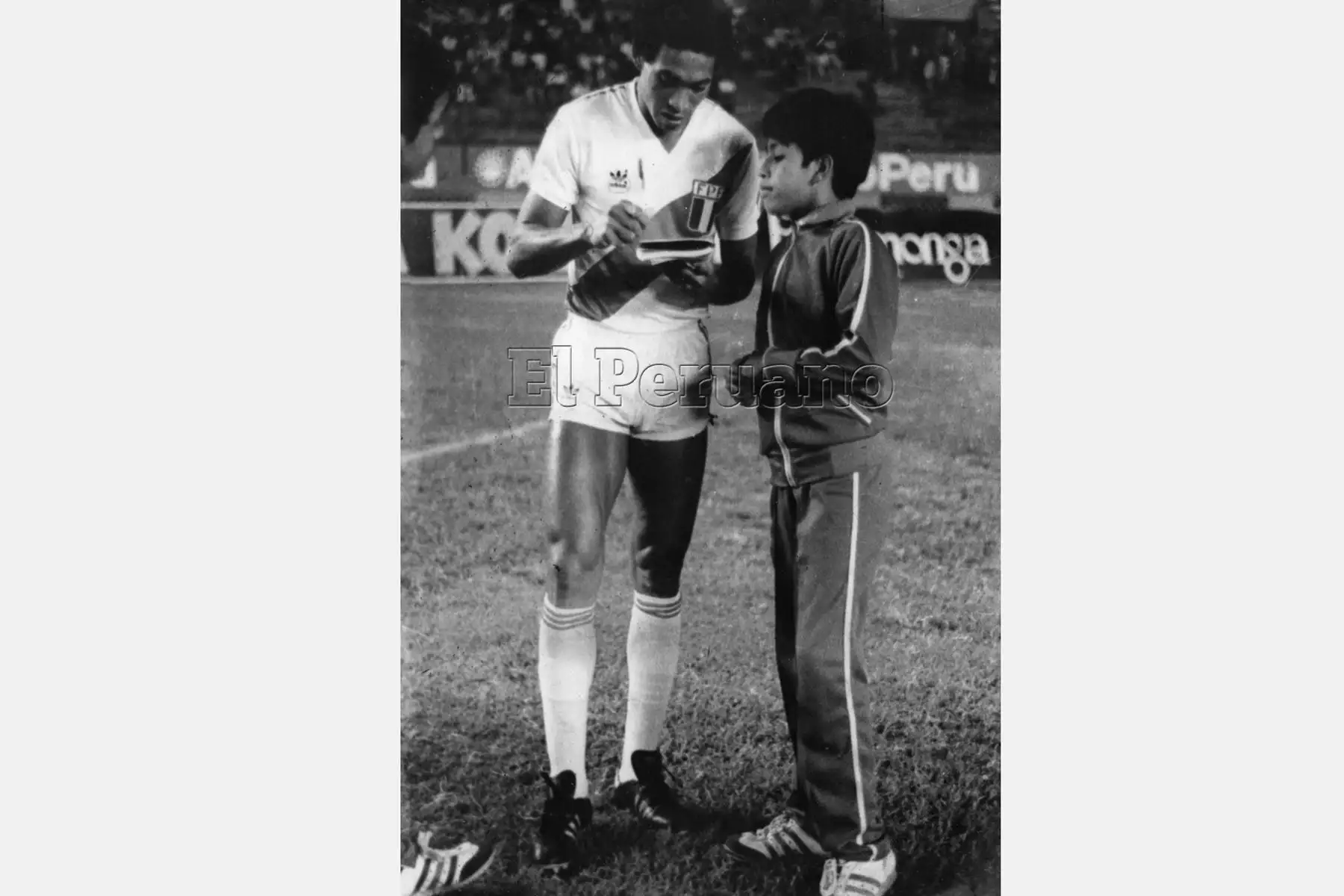 Lima - 5 mayo 1985 / Samuel Eugenio, entrega su autógrafo a solicitud de un niño, en el marco del encuentro de la selección peruana con el cuadro brasileño Gremio, cuyo resultado fue cero goles.  
Foto: Archivo diario El Peruano