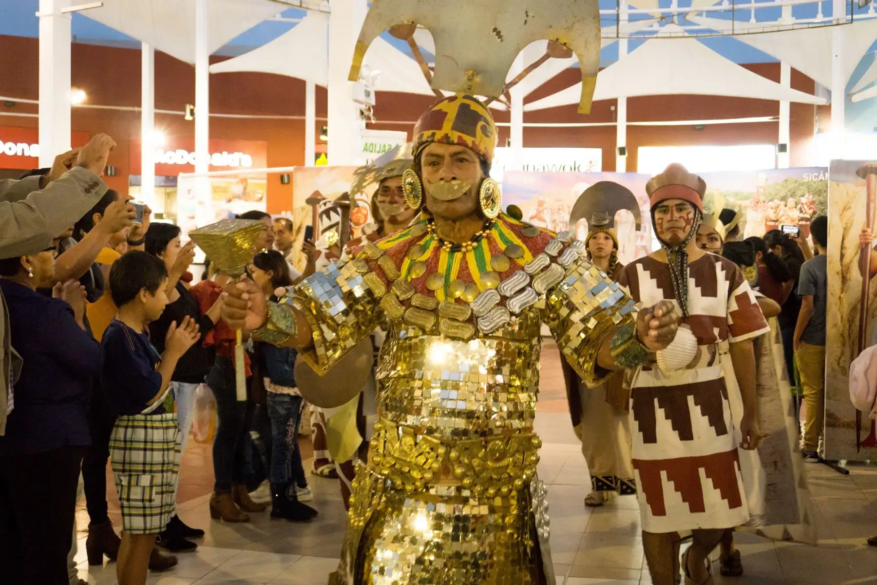 Con la escenificación del Señor de Sipán se invitó a la población de Lambayeque a visitar los museos administrados por el Ministerio de Cultura este sábado 18, Día Internacional de los Museos.