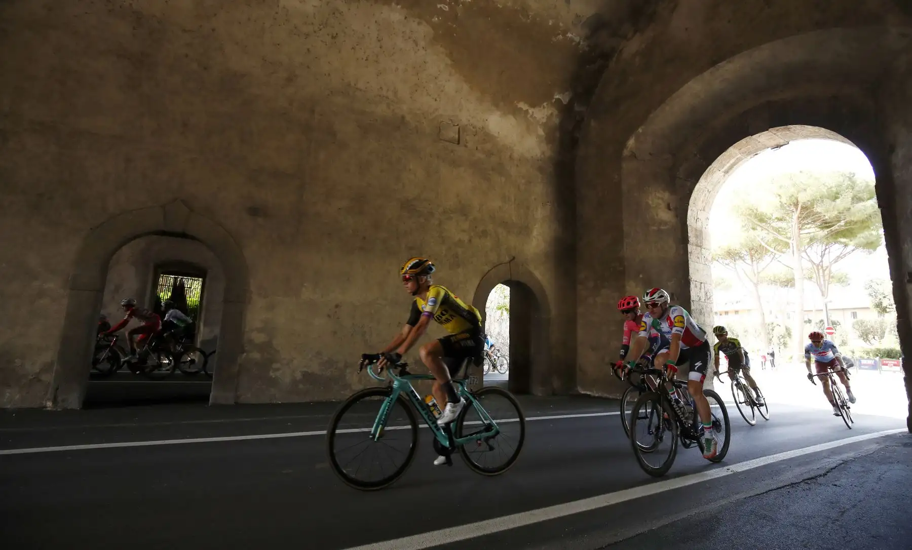 Ciclistas compiten en la cuarta etapa del 102º Giro de Italia - Tour de Italia - carrera de 235 km desde Orbetello hasta Frascati. Foto: AFP