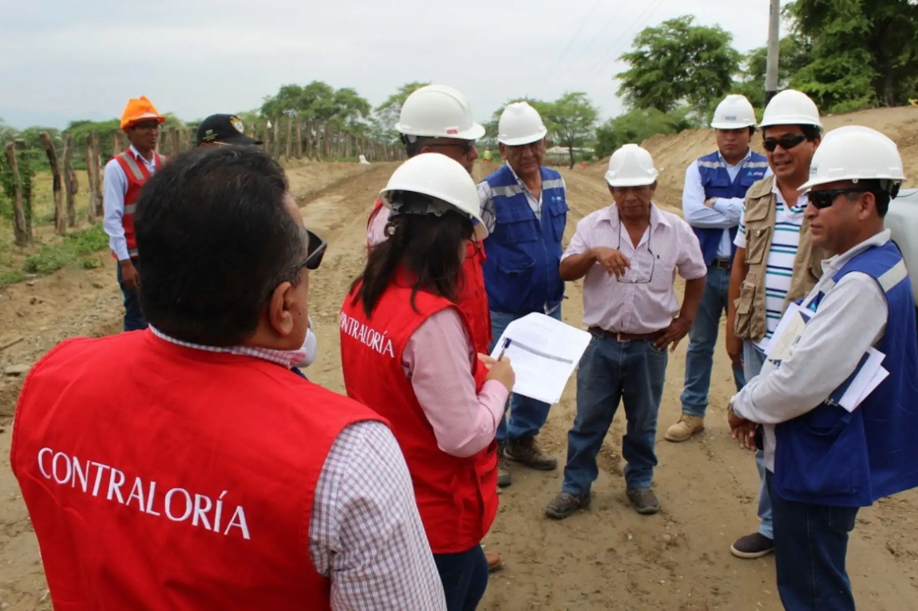 Más de medio centenar de auditores de la Contraloría General recorre los 65 distritos del departamento de Piura para recopilar información de 417 obras y proyectos, de las cuales 142 serán visitadas durante esta semana, como parte del Tercer Operativo de Control “Vigilamos contigo la reconstrucción”.