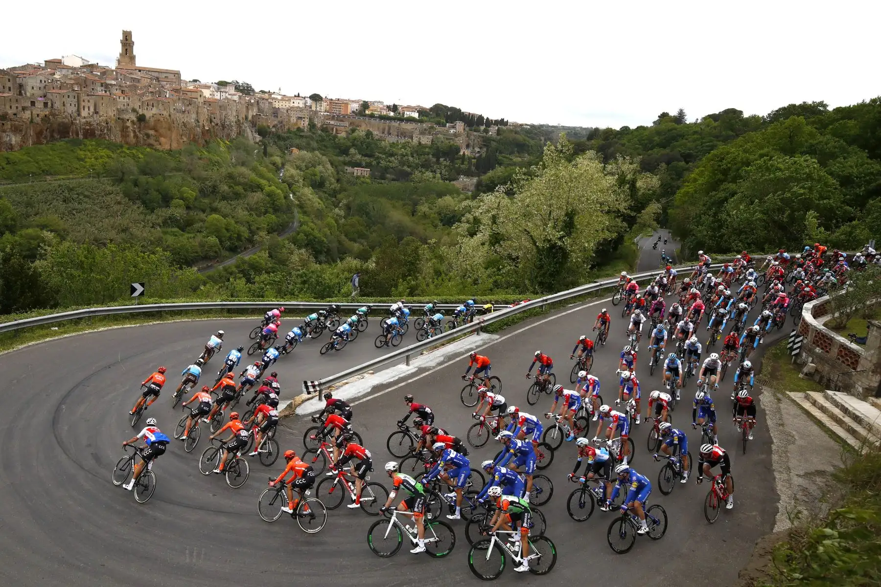 Ciclistas compiten en la cuarta etapa del 102º Giro de Italia - Tour de Italia - carrera de 235 km desde Orbetello hasta Frascati. Foto: AFP