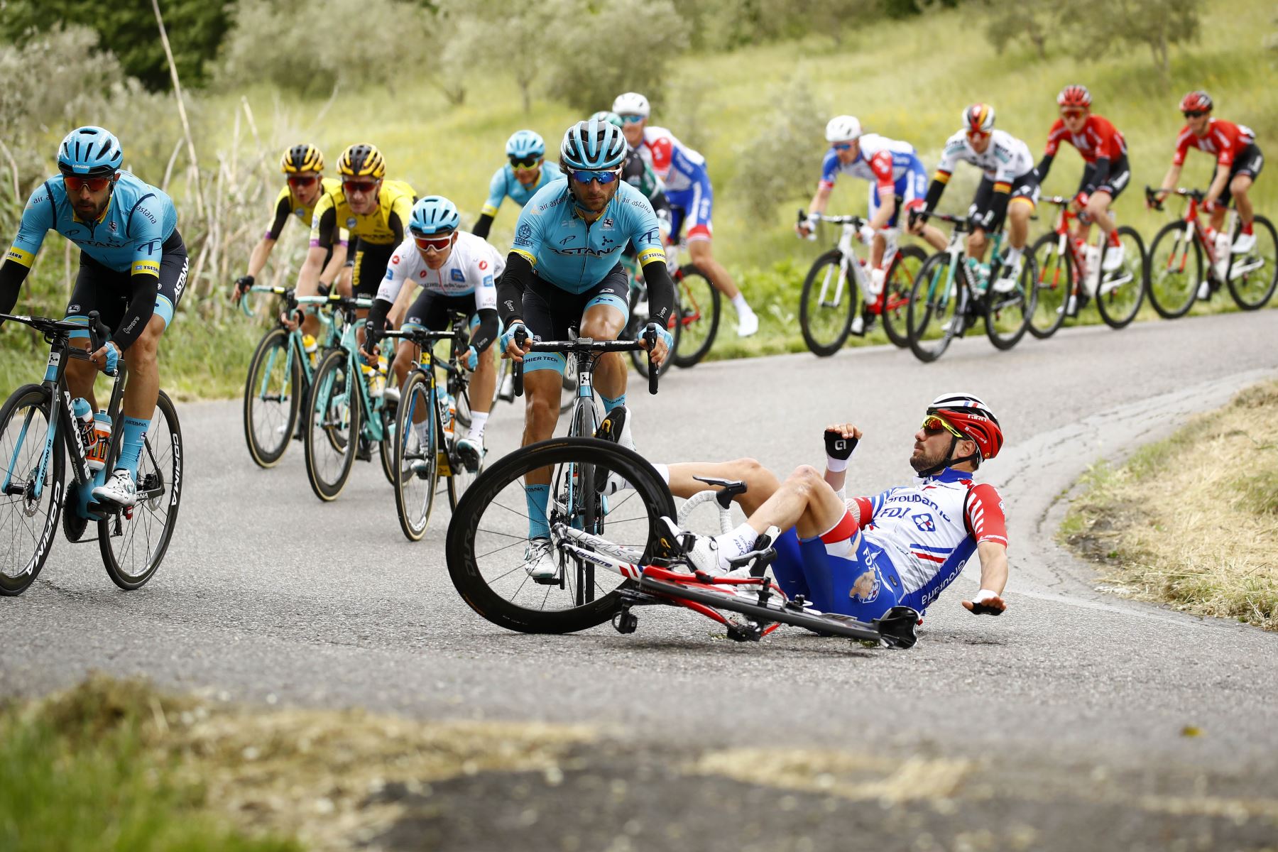 El ciclista Olivier Le Gac de Francia se estrella en la cuarta etapa del 102º Giro de Italia. Foto: AFP