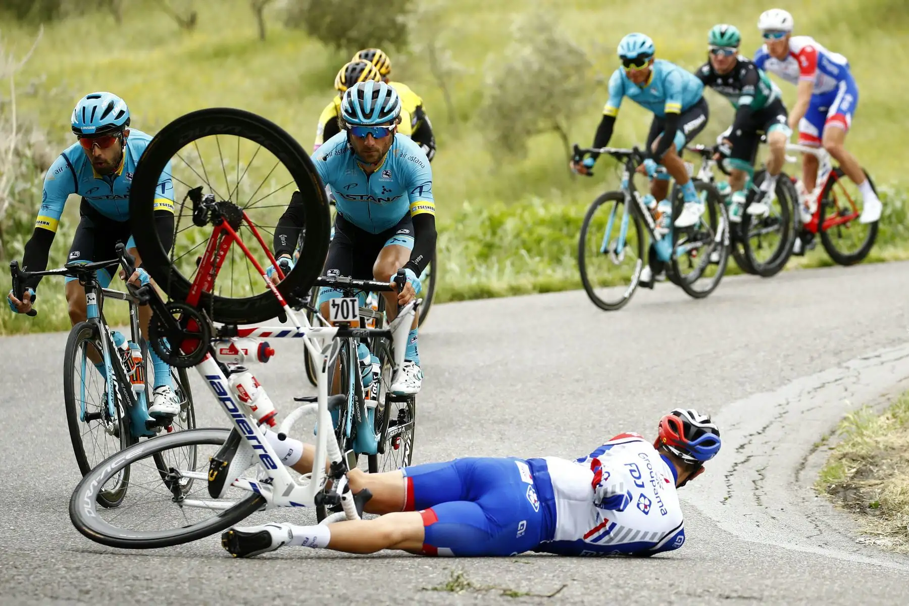 El ciclista Olivier Le Gac de Francia se estrella en la cuarta etapa del 102º Giro de Italia. Foto: AFP