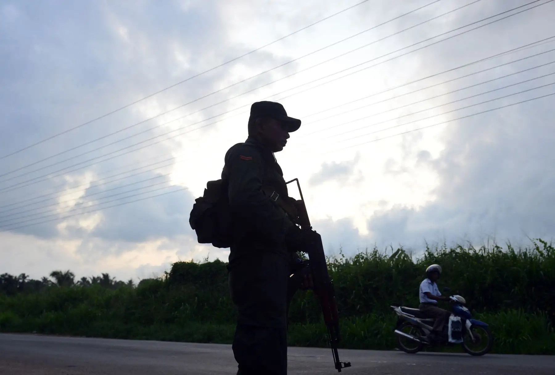 Personal de seguridad de Sri Lanka observa  en un punto de control. Foto: AFP