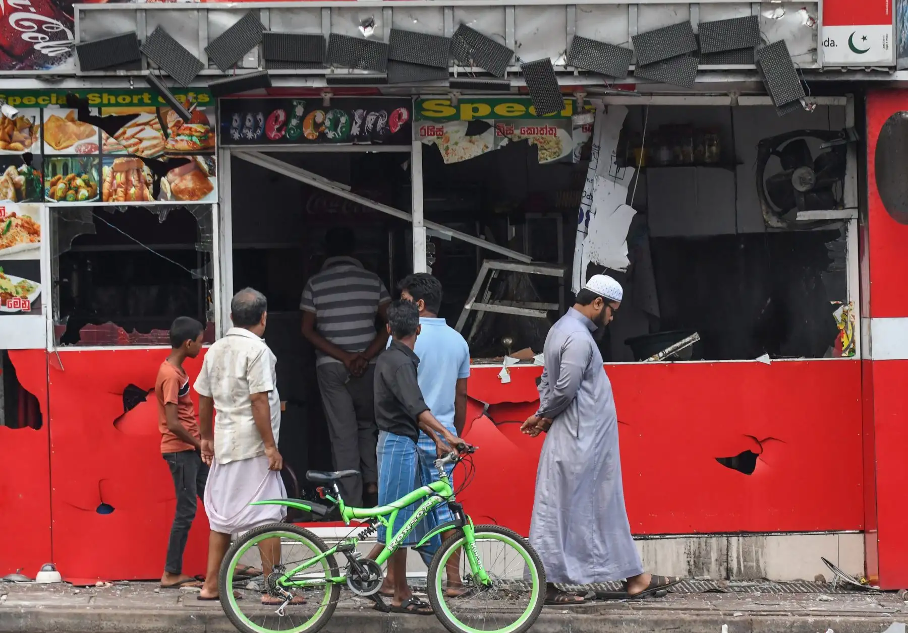 Tienda dañada después de un ataque en Sri Lanka. Foto: AFP