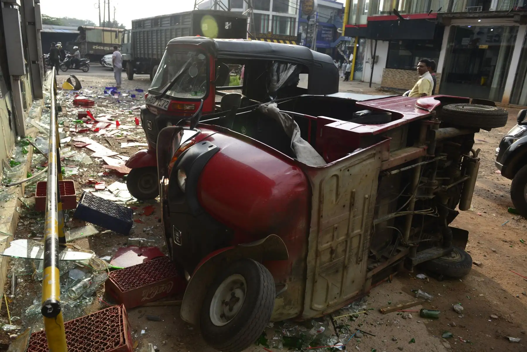 Un vehículo rickshaw fue dañado después de un ataque en Sri Lanka. Foto: AFP
