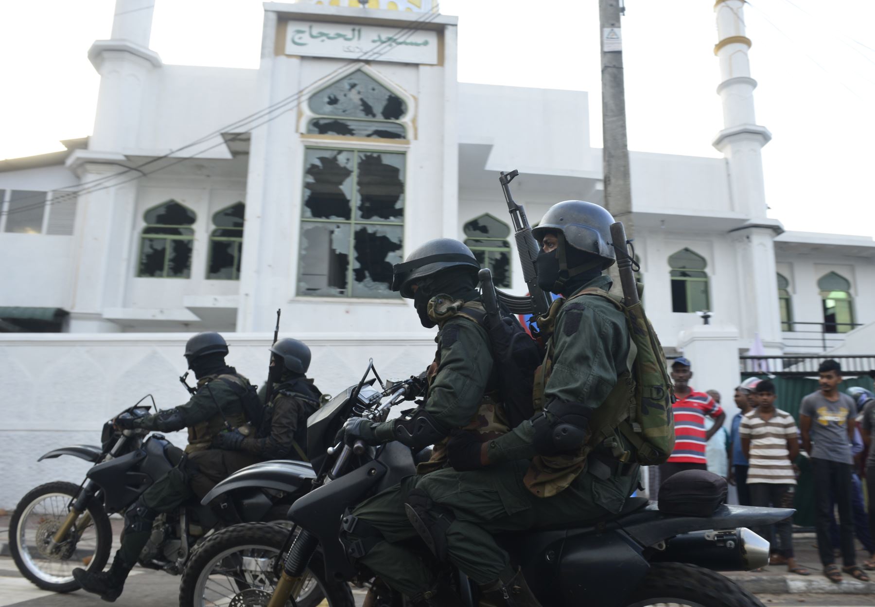 Soldados de Sri Lanka fuertemente armados montan una motocicleta frente a la Mezquita Jumha después de un atentado. Foto: AFP