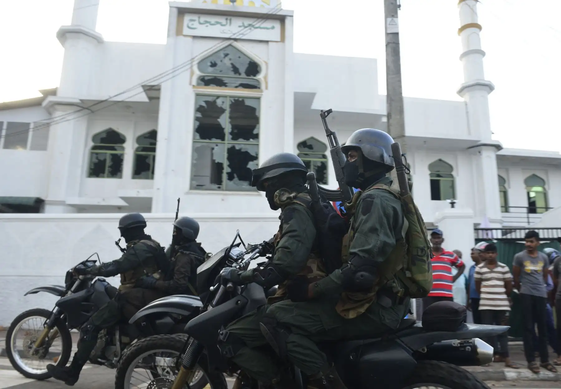 Soldados de Sri Lanka fuertemente armados montan una motocicleta frente a la Mezquita Jumha después de un atentado. Foto: AFP