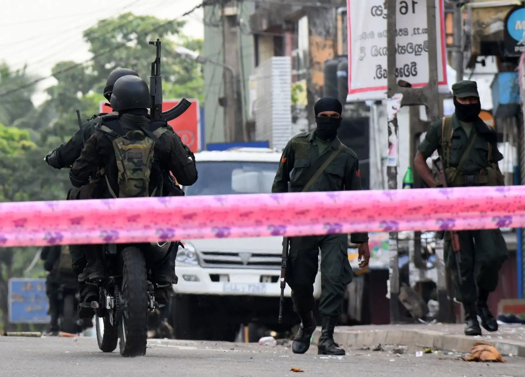 Soldados de Sri Lanka fuertemente armados montan una motocicleta frente a la Mezquita Jumha después de un atentado. Foto: AFP
