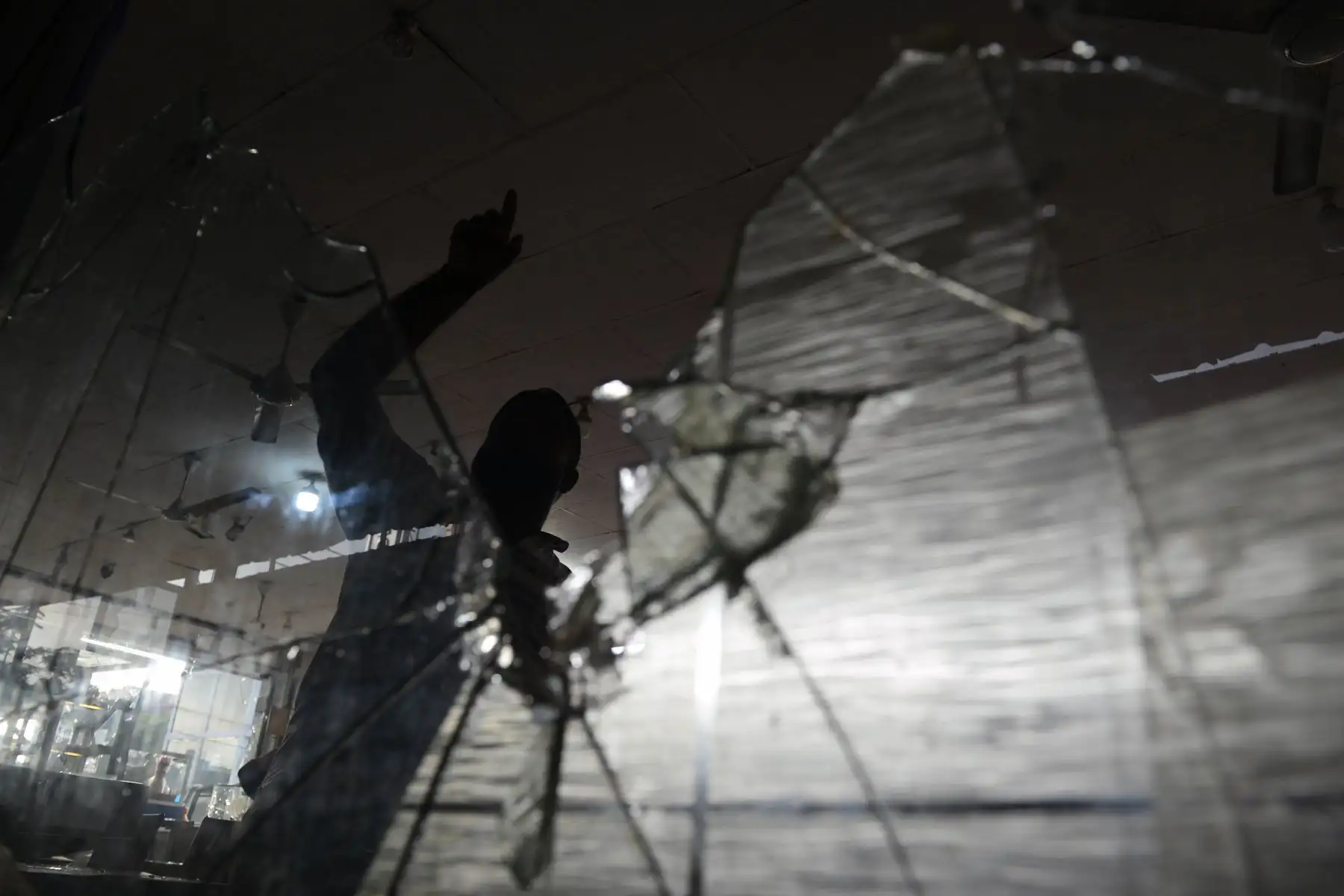 Daños en tiendas después de un ataque en Sri Lanka. Foto: AFP