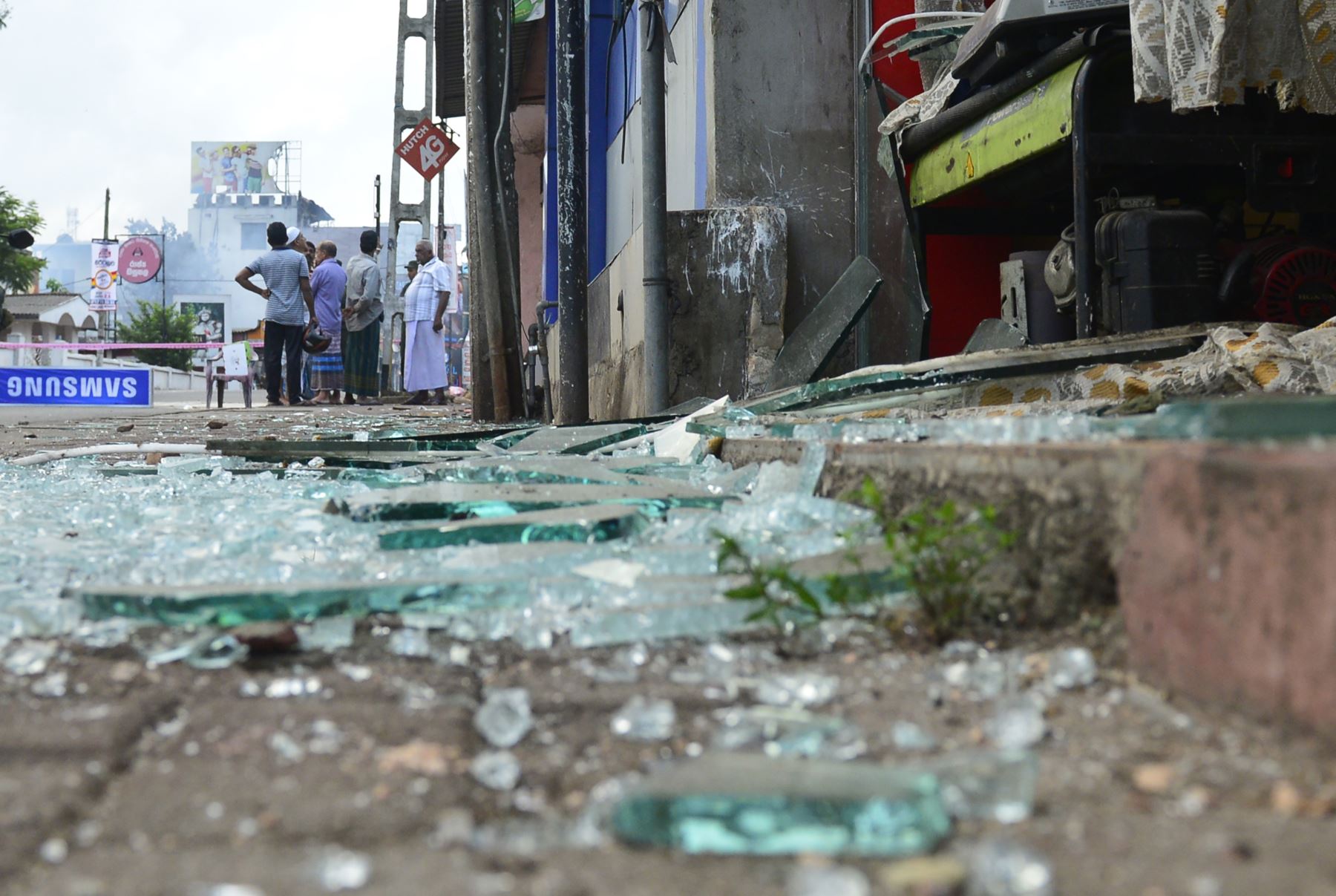 Daños en tiendas después de un ataque en Sri Lanka. Foto: AFP