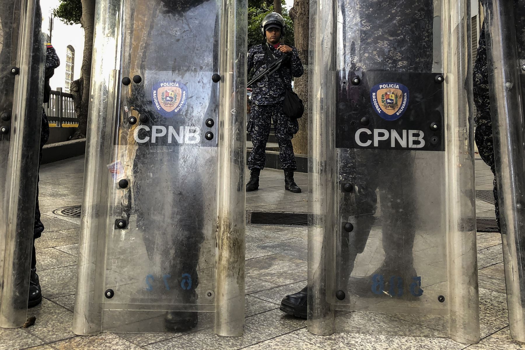 Más de un centenar de agentes de la Policía del Servicio de Inteligencia (Sebin) custodian los alrededores de la sede del Parlamento venezolano luego de que circulara una denuncia de un presunto artefacto explosivo. Foto: AFP