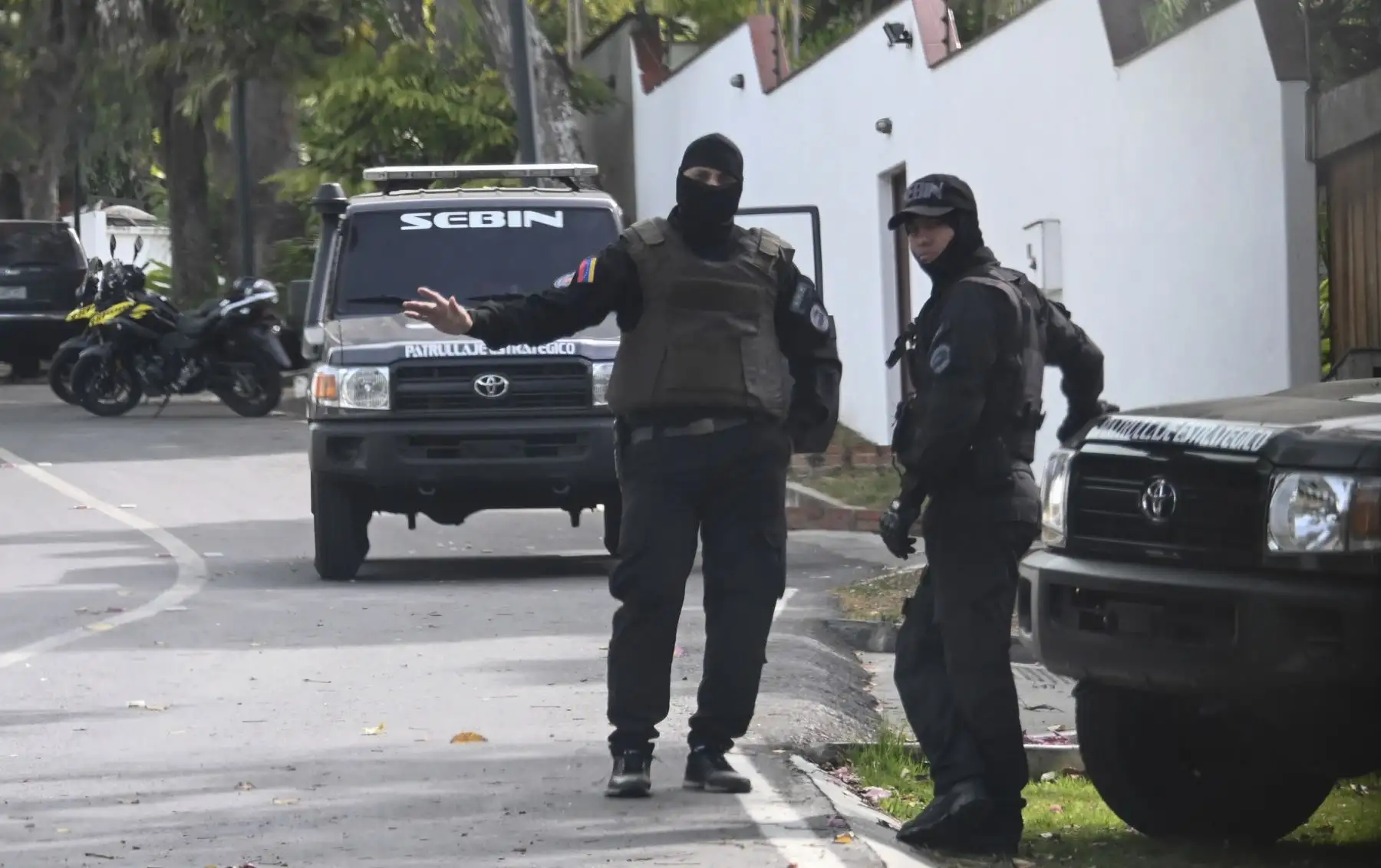 Más de un centenar de agentes de la Policía del Servicio de Inteligencia (Sebin) custodian los alrededores de la sede del Parlamento venezolano luego de que circulara una denuncia de un presunto artefacto explosivo. Foto: AFP